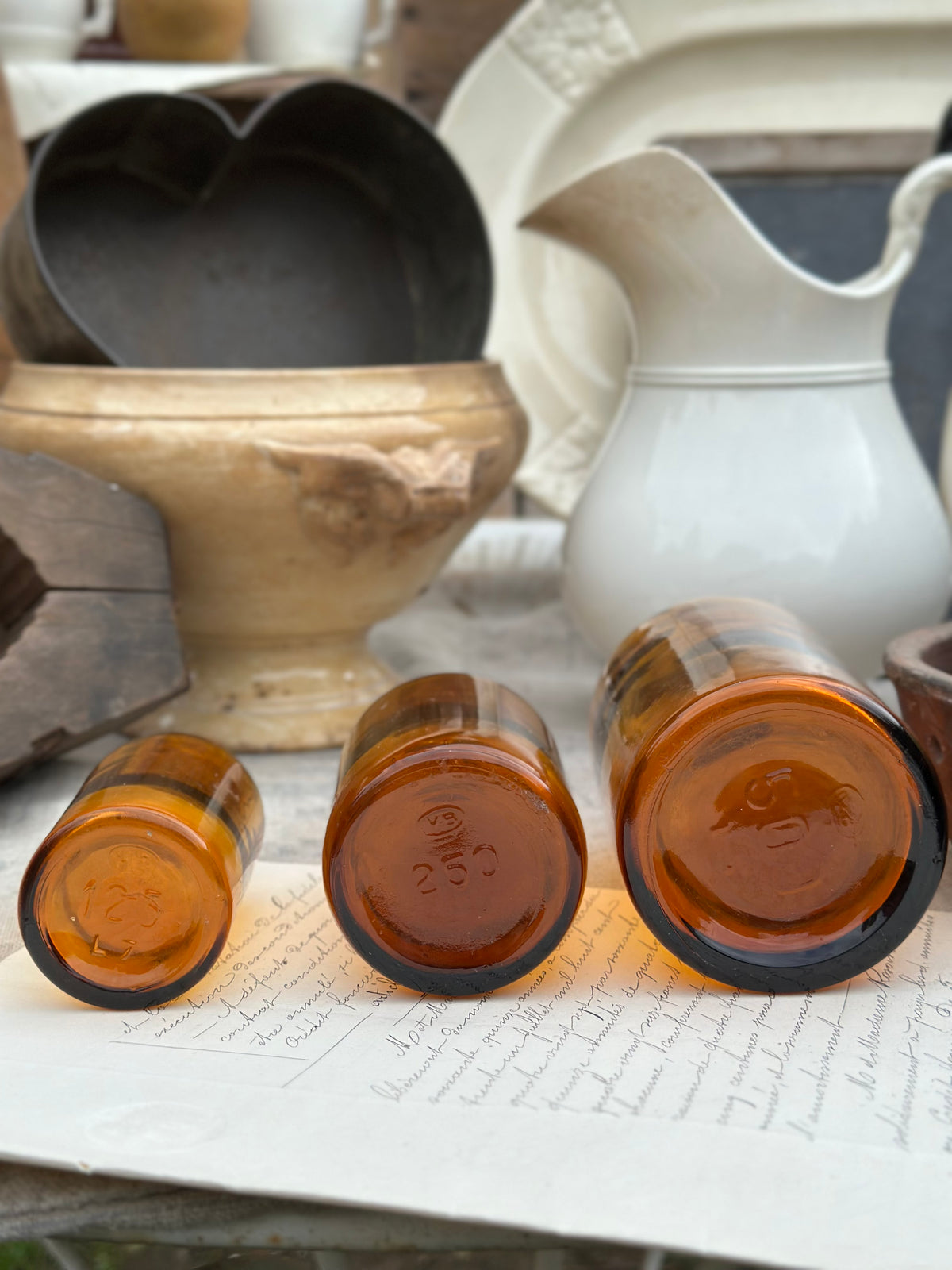 Trois flacons de pharmacie anciens en verre ambré