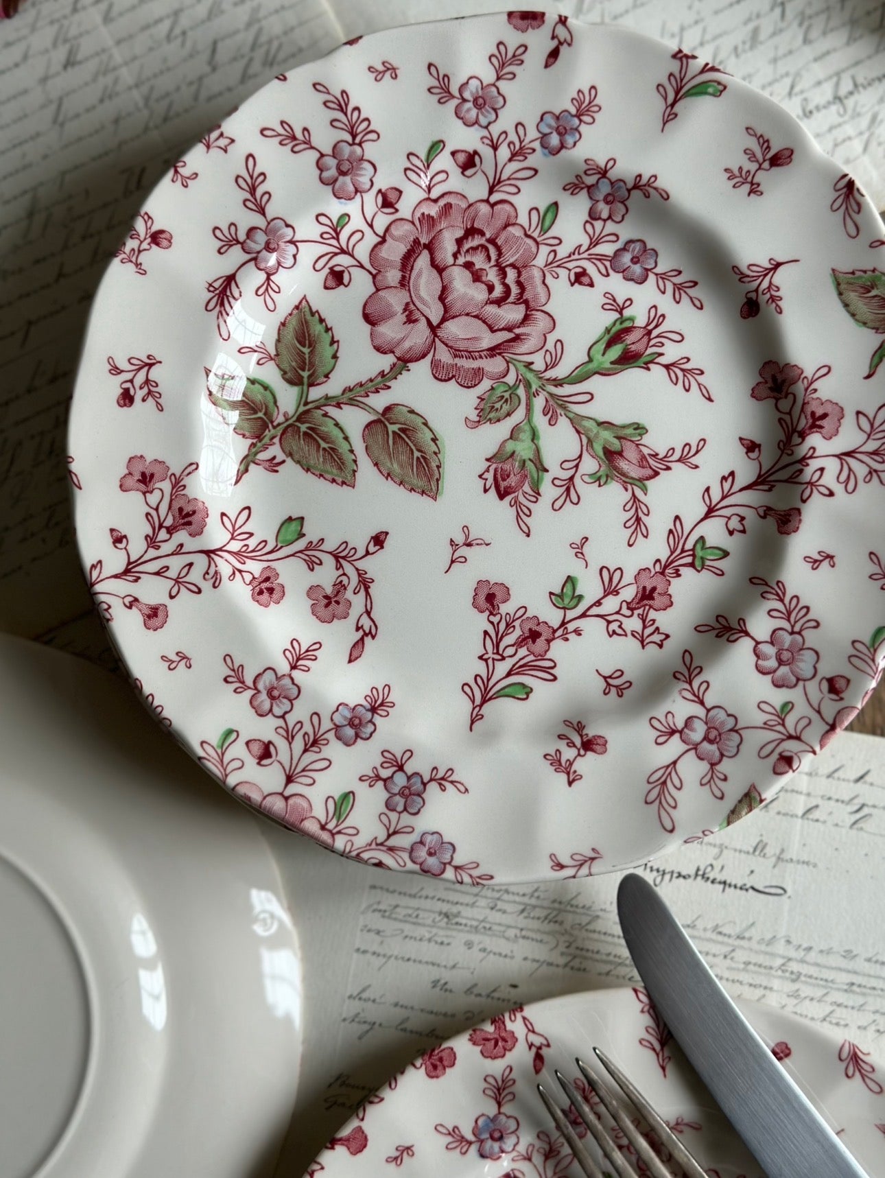 Suite de 6 assiettes à dessert Johnson Bros modèle Rose Chintz