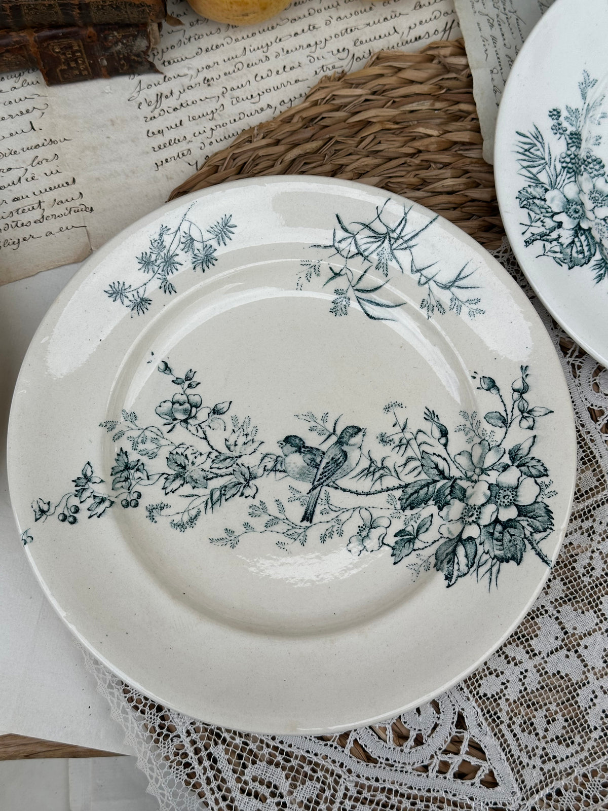 A. Suite de 6 assiettes à dessert Longwy modèle Mignon