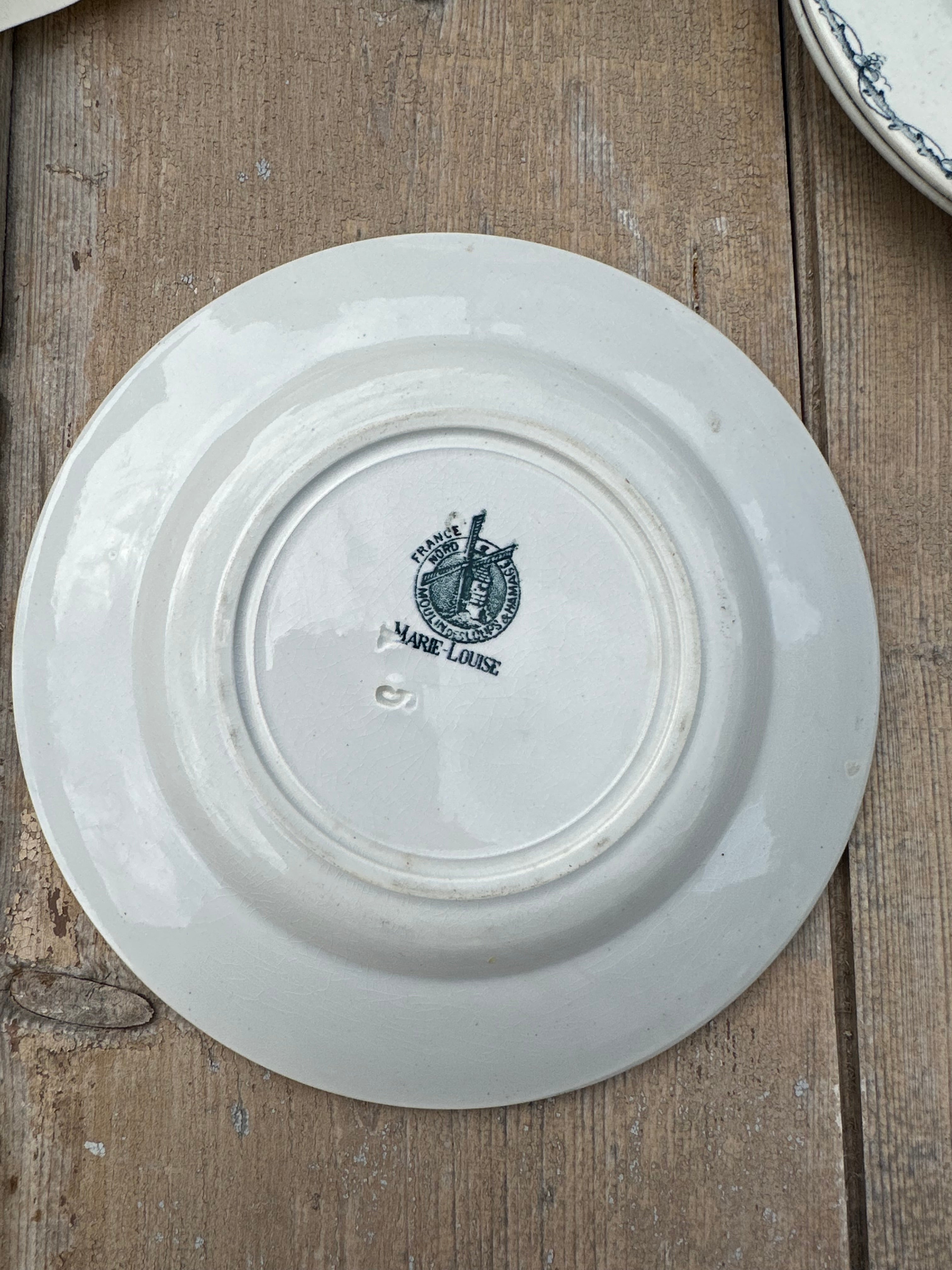 I. Set of 8 assorted dinner plates