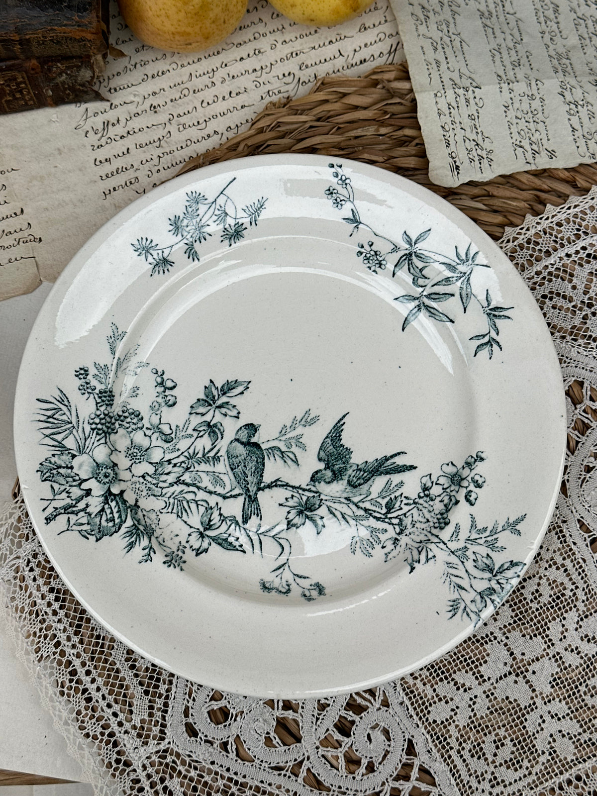 A. Suite de 6 assiettes à dessert Longwy modèle Mignon