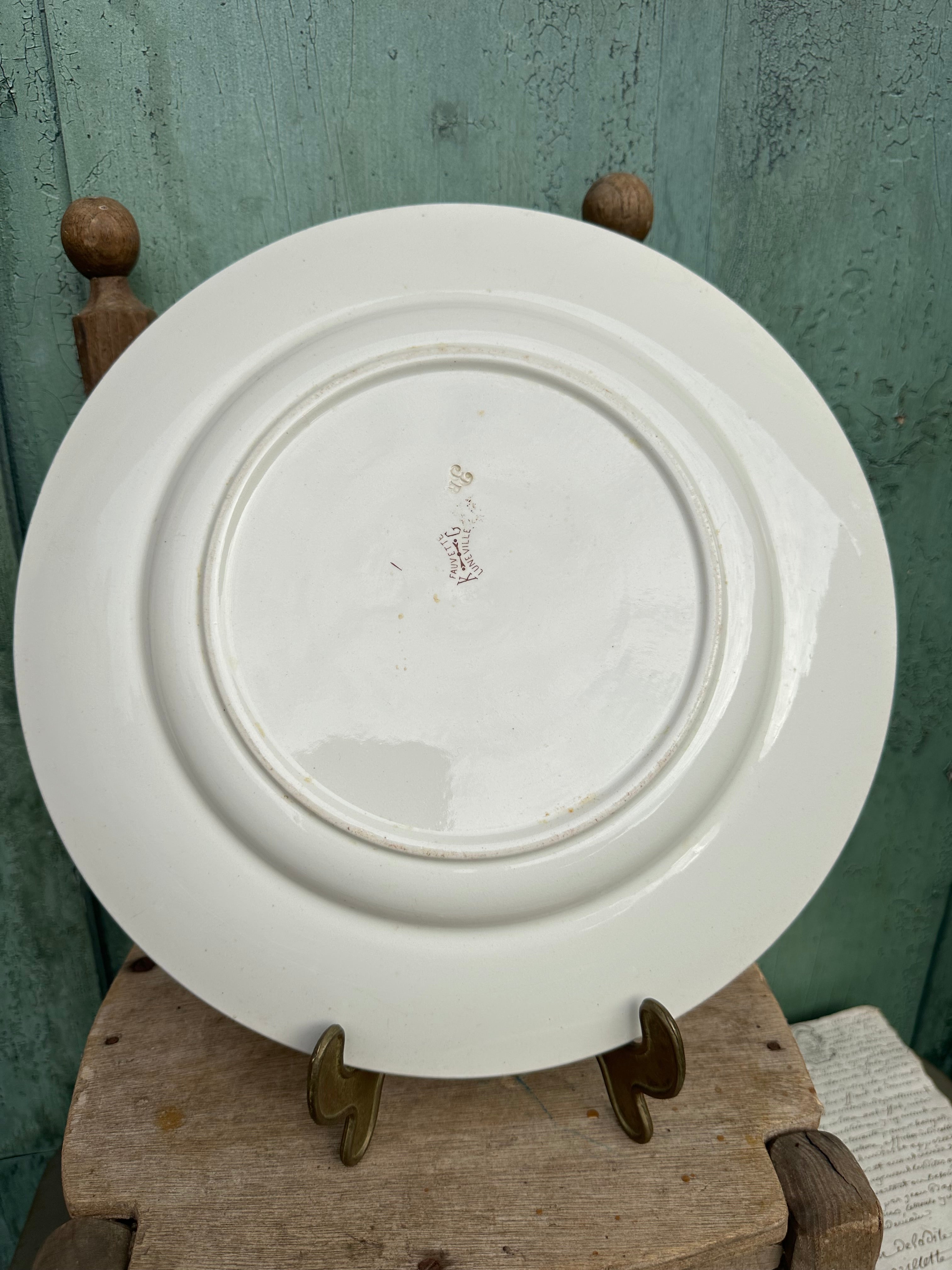 I. Plat rond terre de fer Lunéville modèle Fauvette