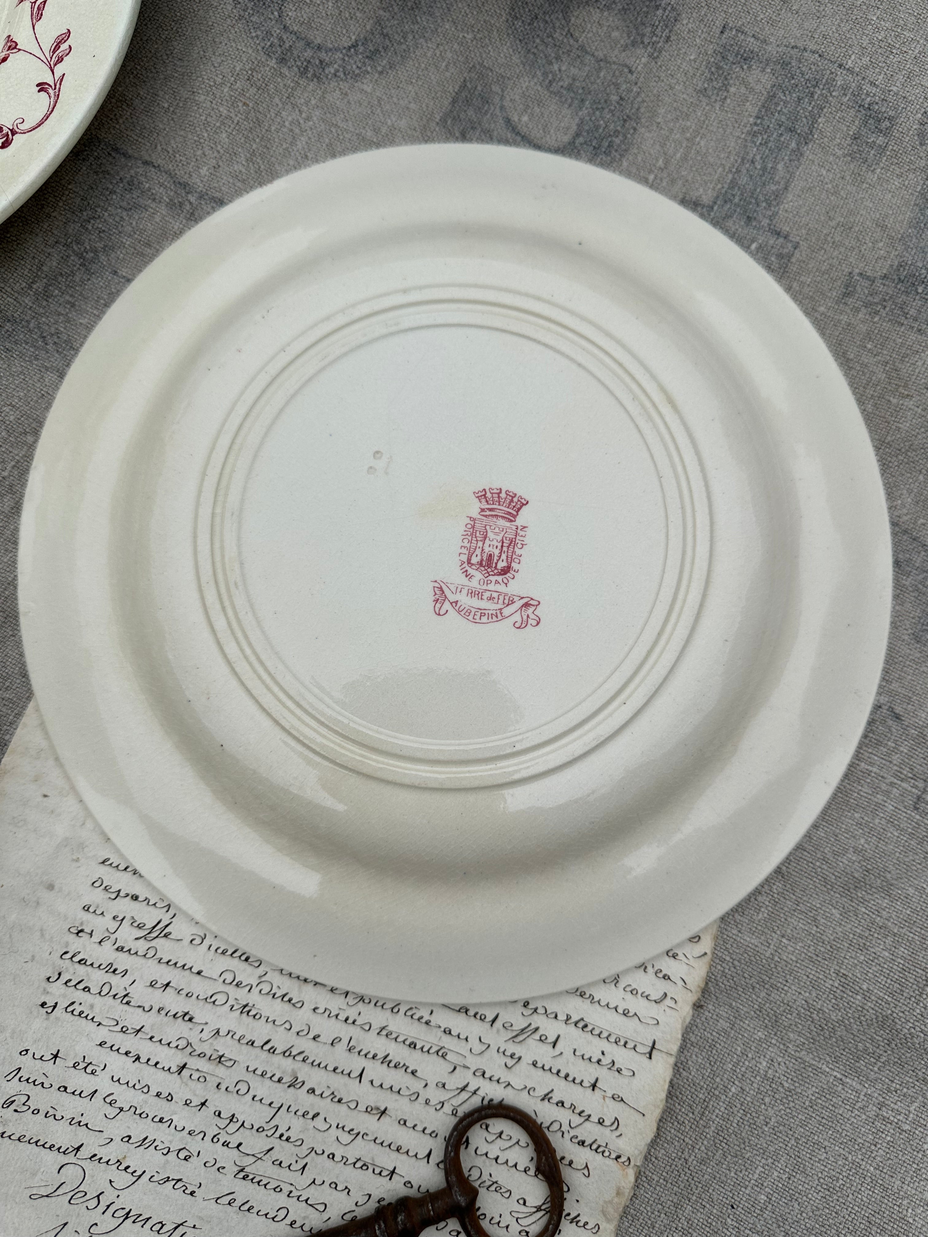 Set of 3 assorted dinner plates