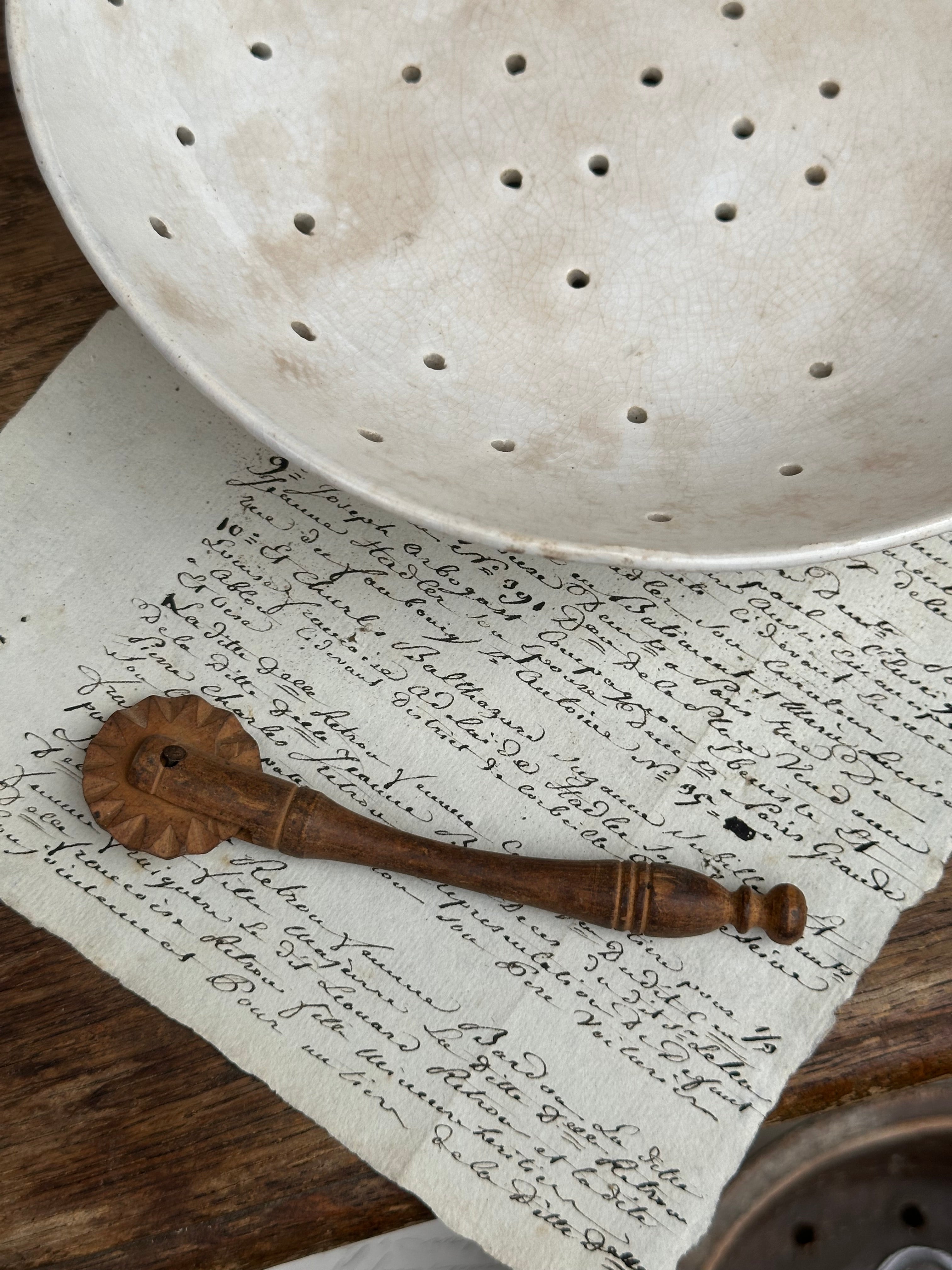 Petite molette à pâte ancienne, roulette à pâtisserie en bois