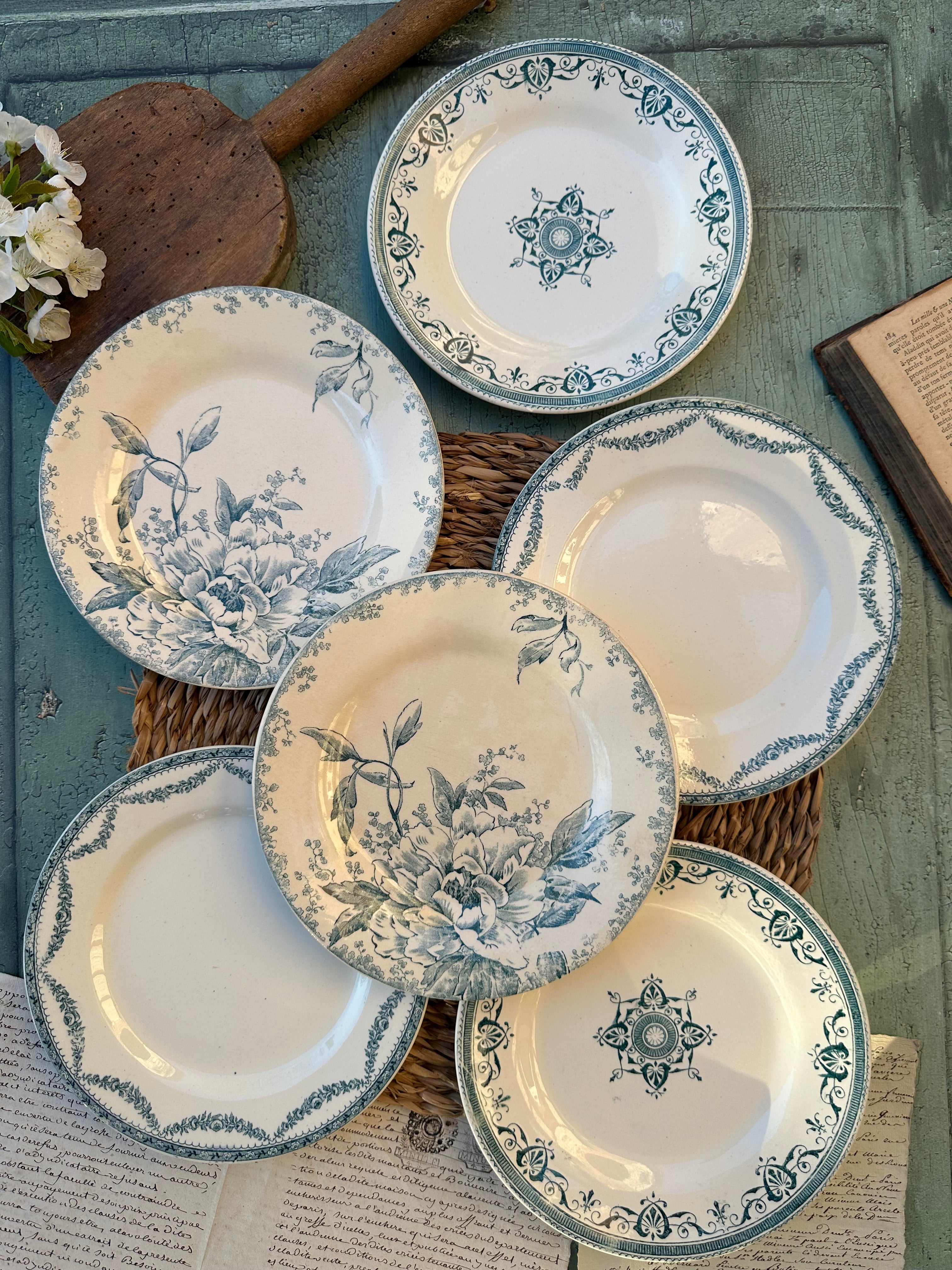 II. Suite de 6 assiettes à dessert dépareillées