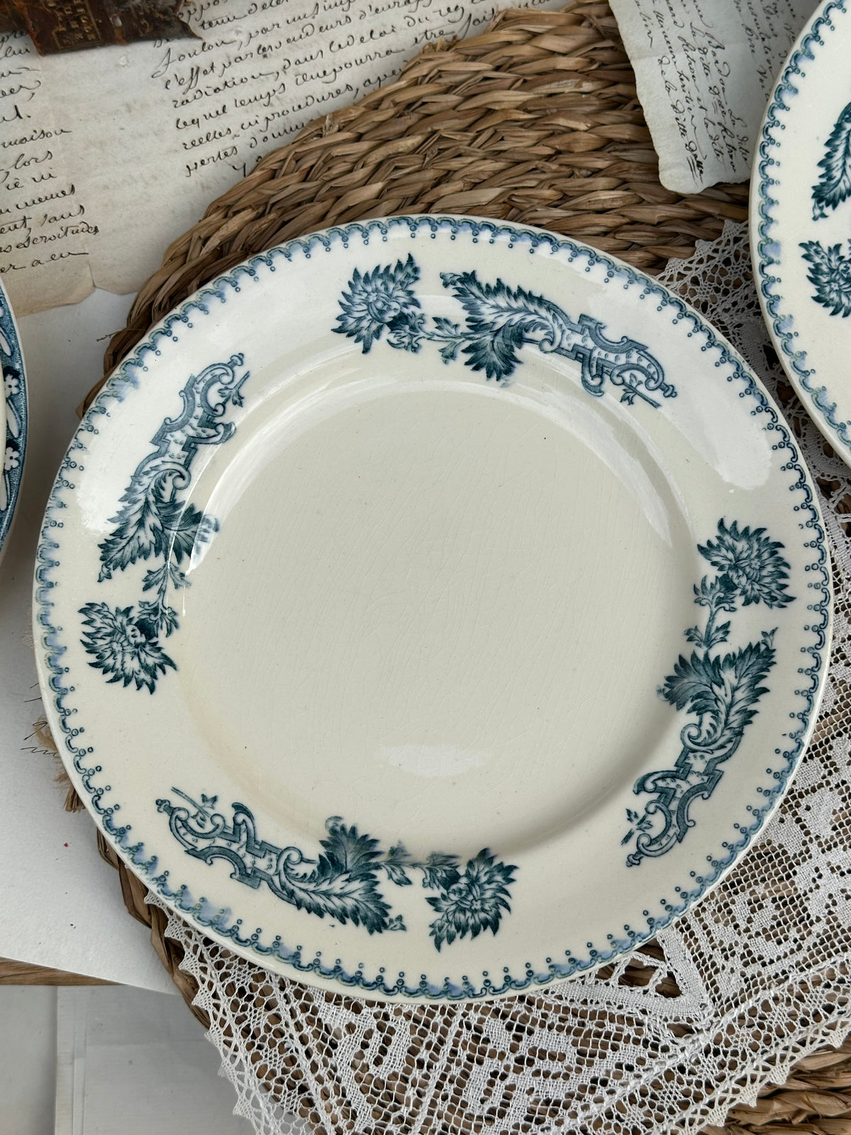 C. Suite de 6 assiettes à dessert dépareillées