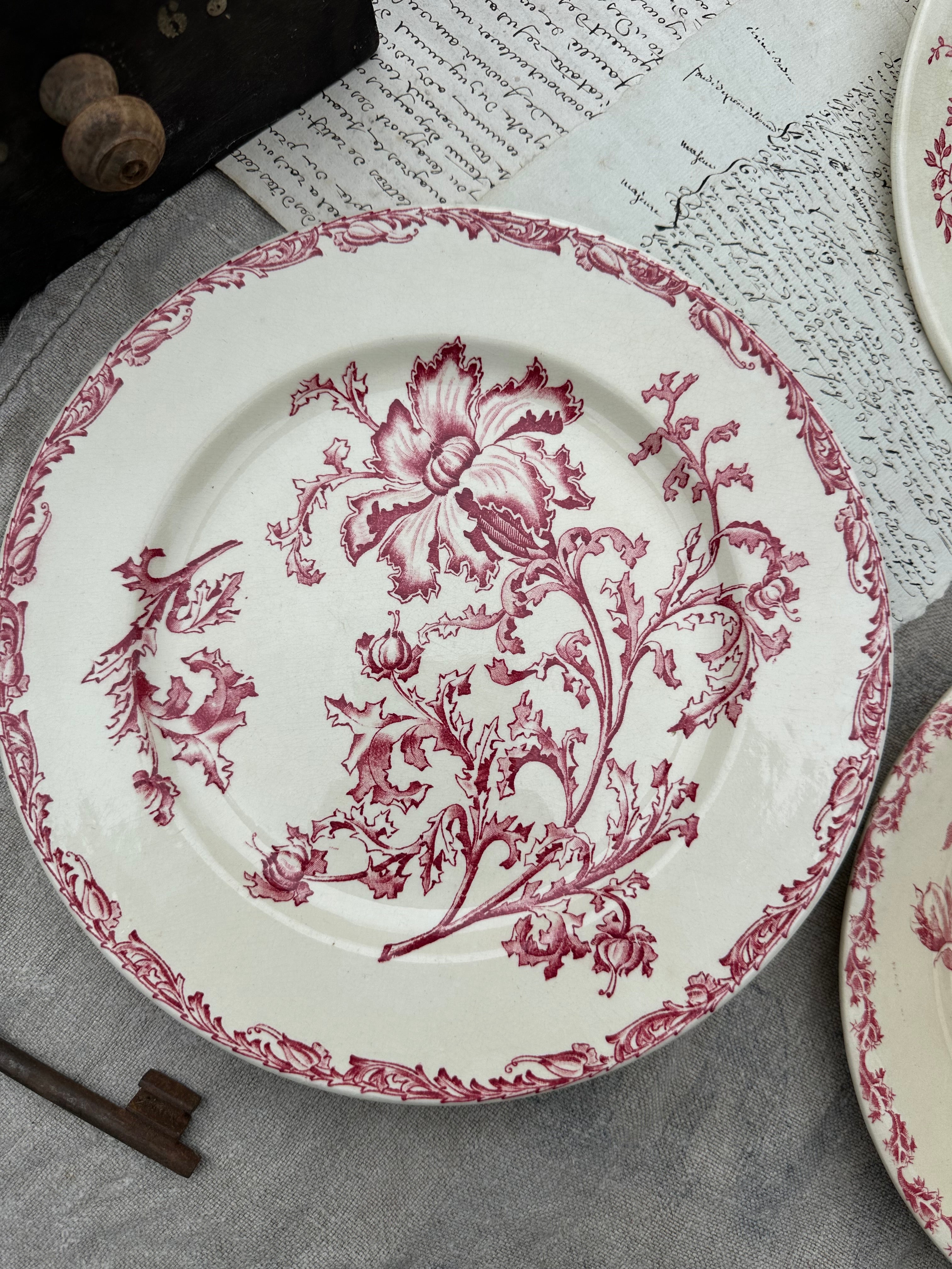 II. Suite de 6 assiettes plates dépareillées