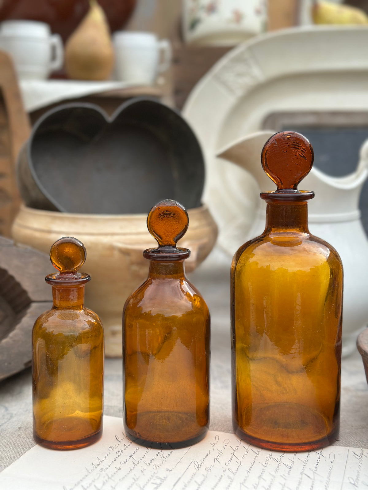 Trois flacons de pharmacie anciens en verre ambré
