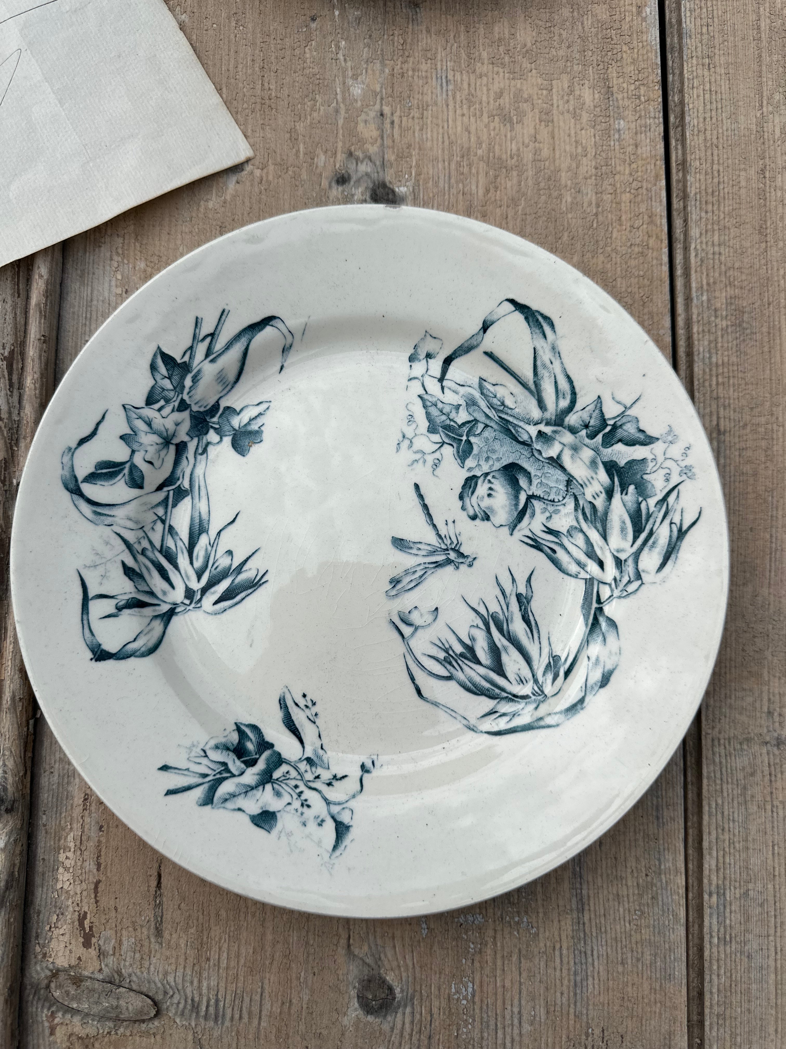 I. Set of 8 assorted dinner plates