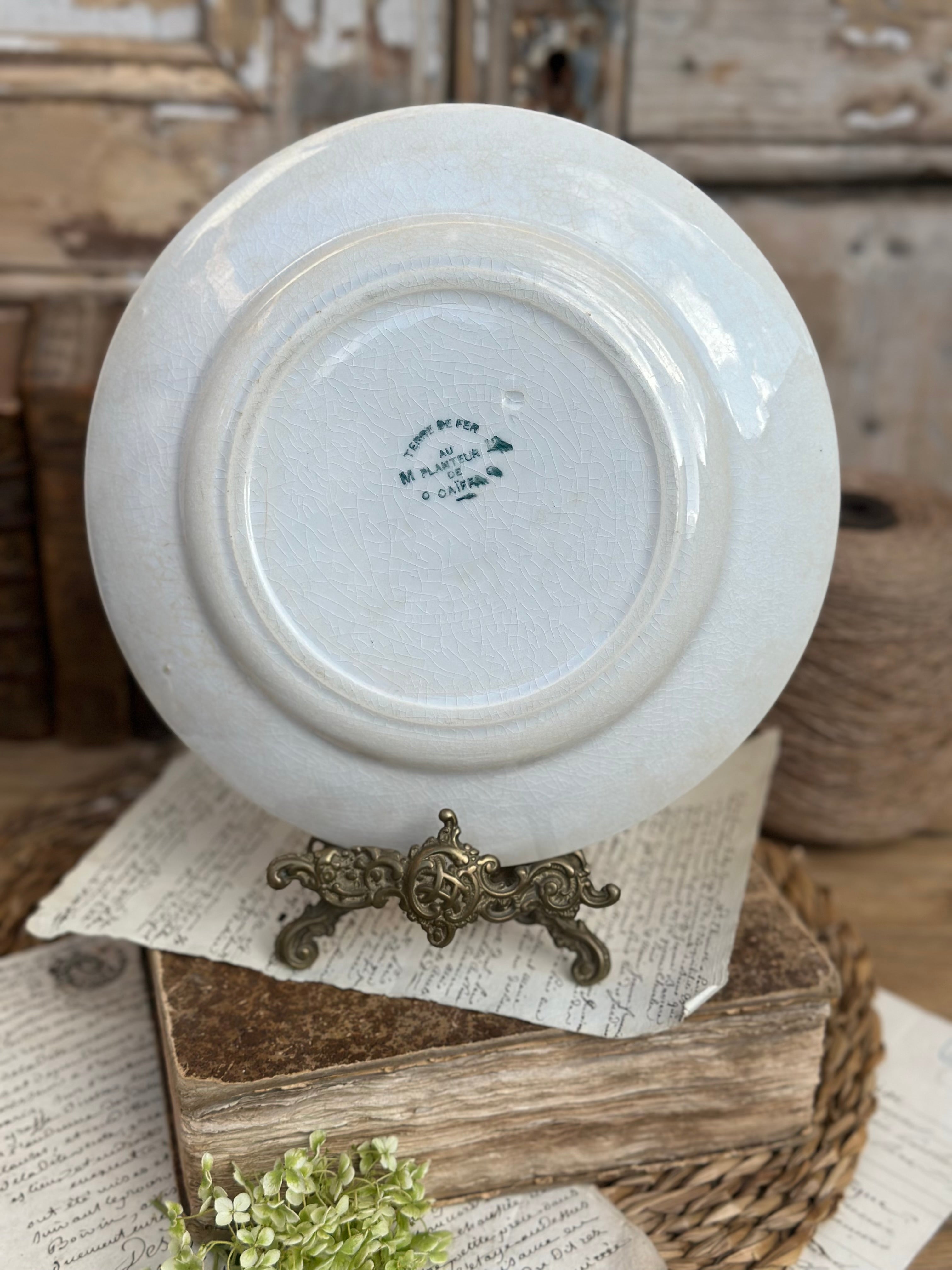 II. Assiette à relief Au Planteur de Caïffa (probablement Sarreguemines)