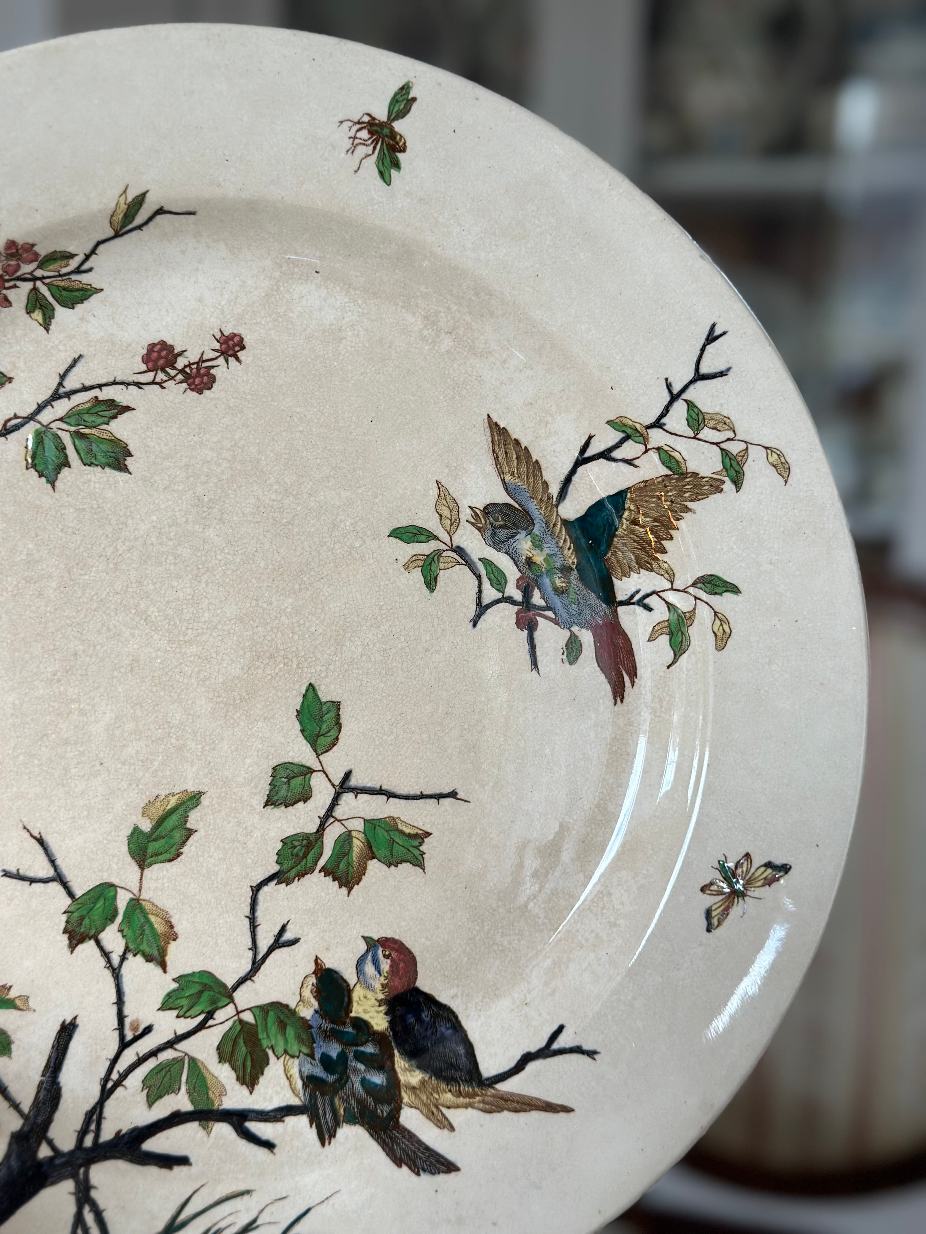 Grand plat rond polychrome B F K modèle Chanteurs