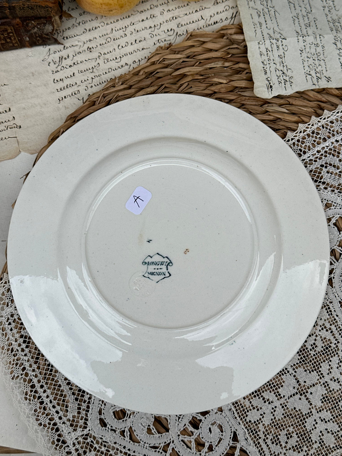 A. Suite de 6 assiettes à dessert Longwy modèle Mignon