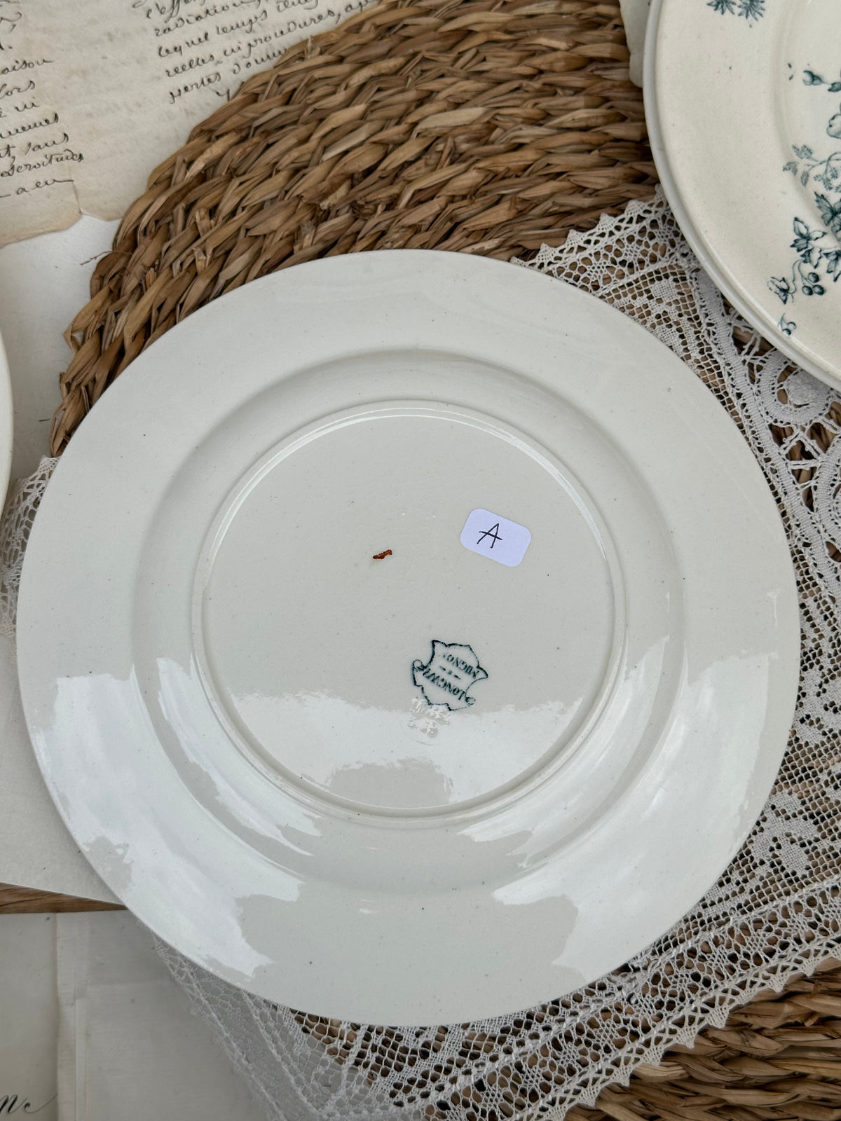 A. Suite de 6 assiettes à dessert Longwy modèle Mignon