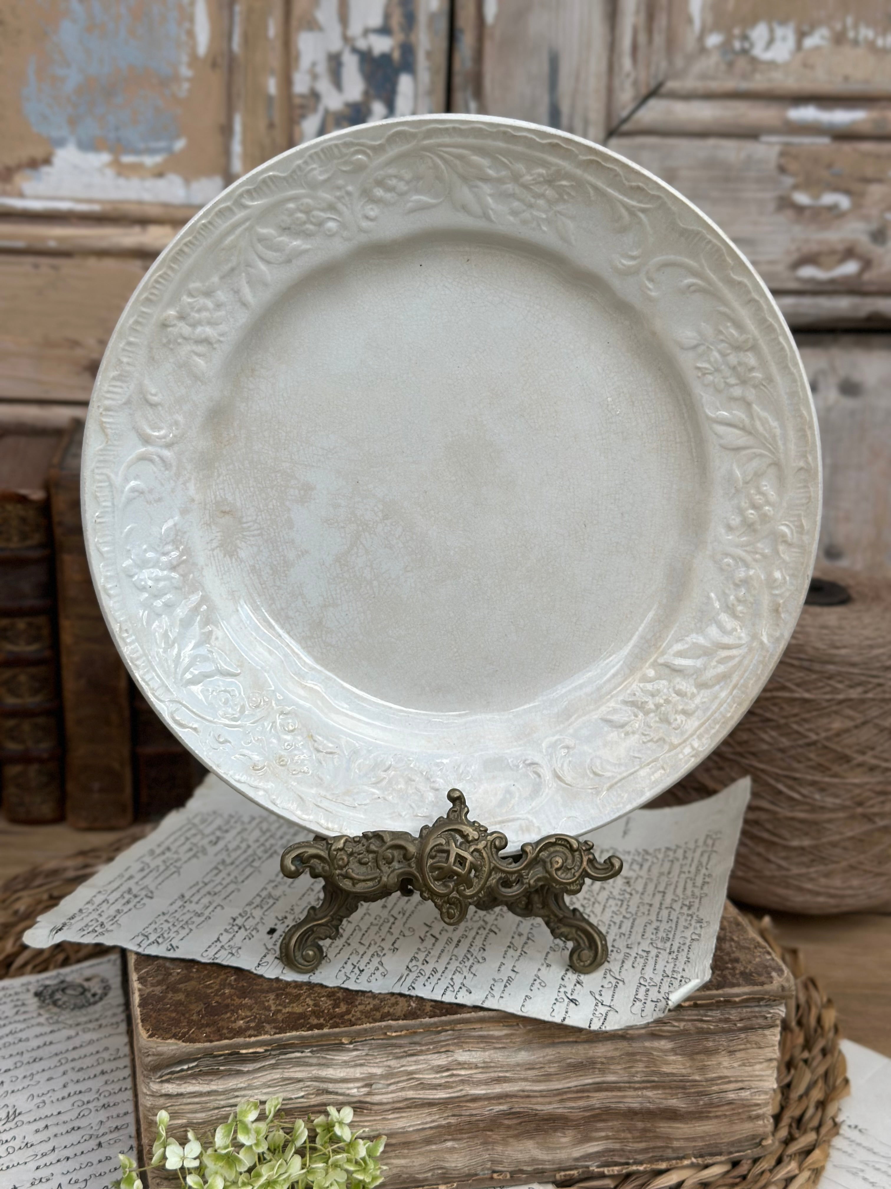 VI. Assiette à relief Au Planteur de Caïffa (probablement Sarreguemines)