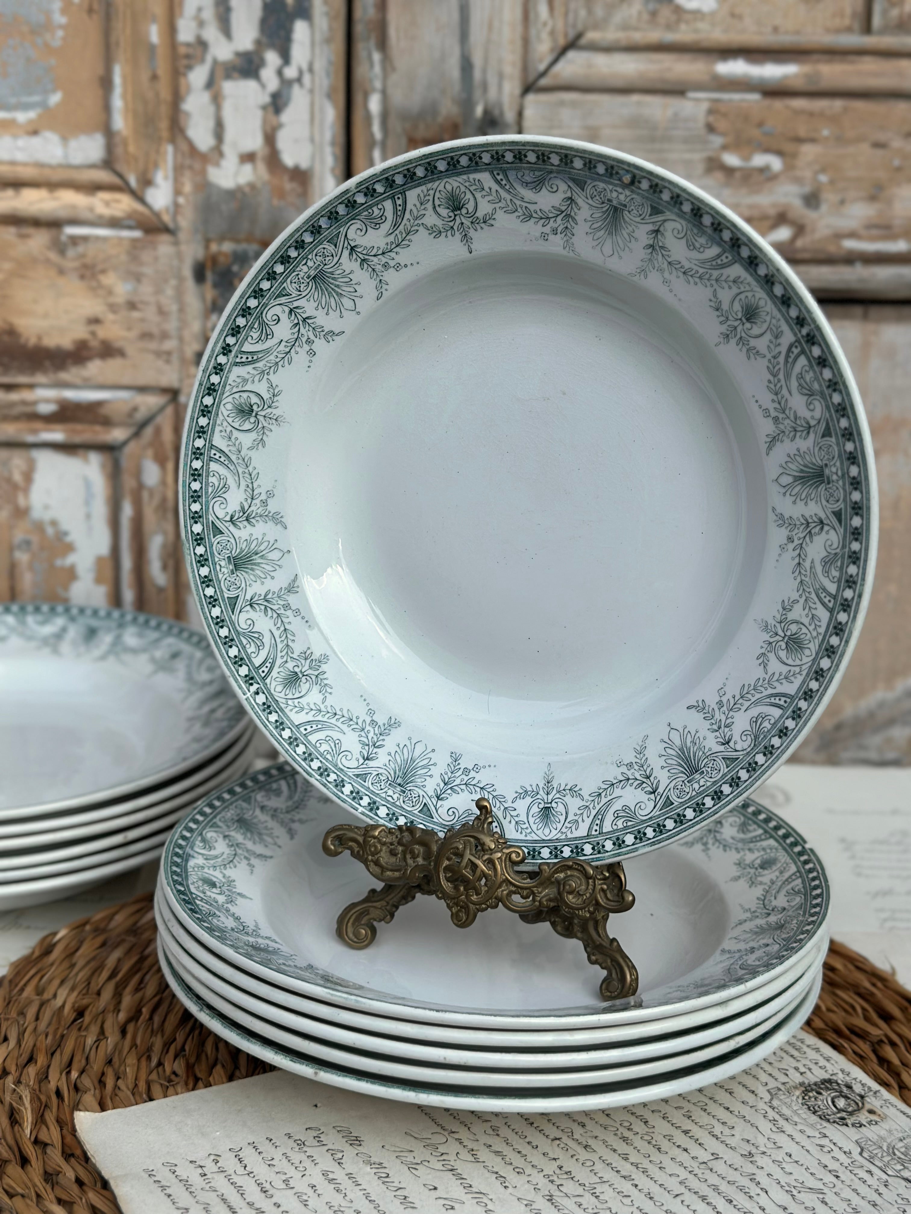II. Suite de 6 assiettes creuses St. Amand modèle Wilbur