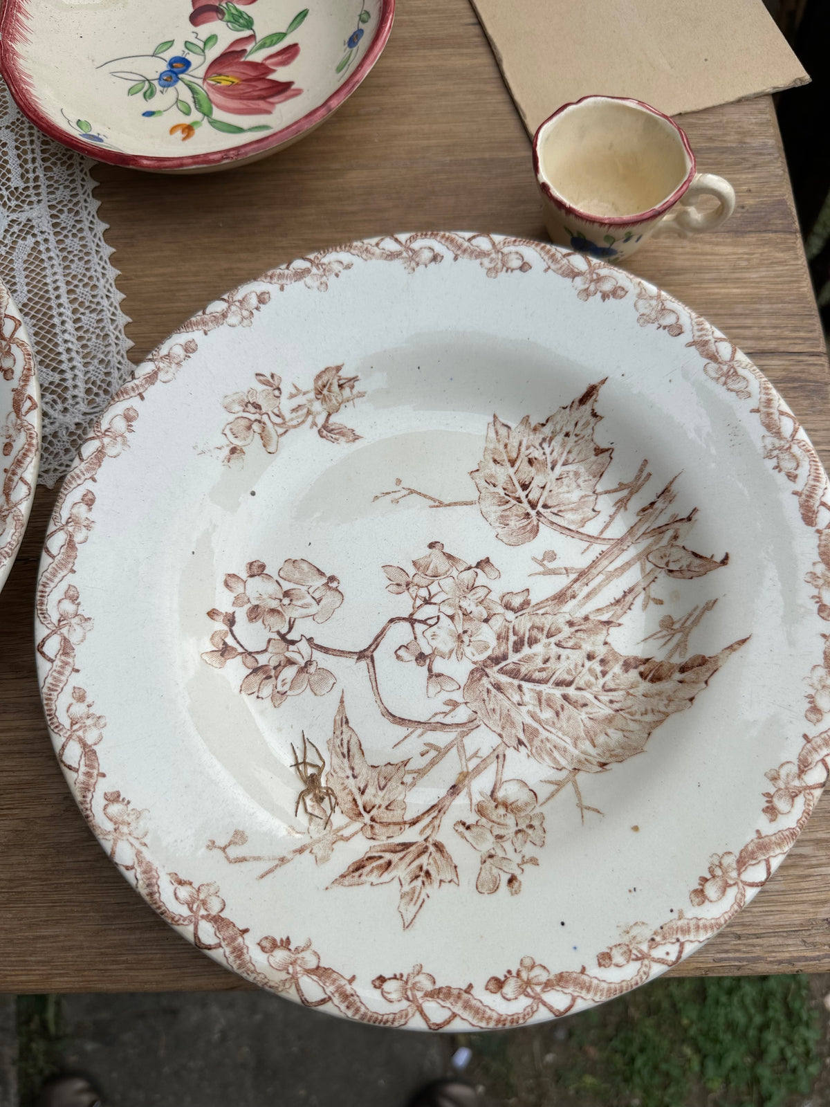 Quatre assiettes dépareillées marrons