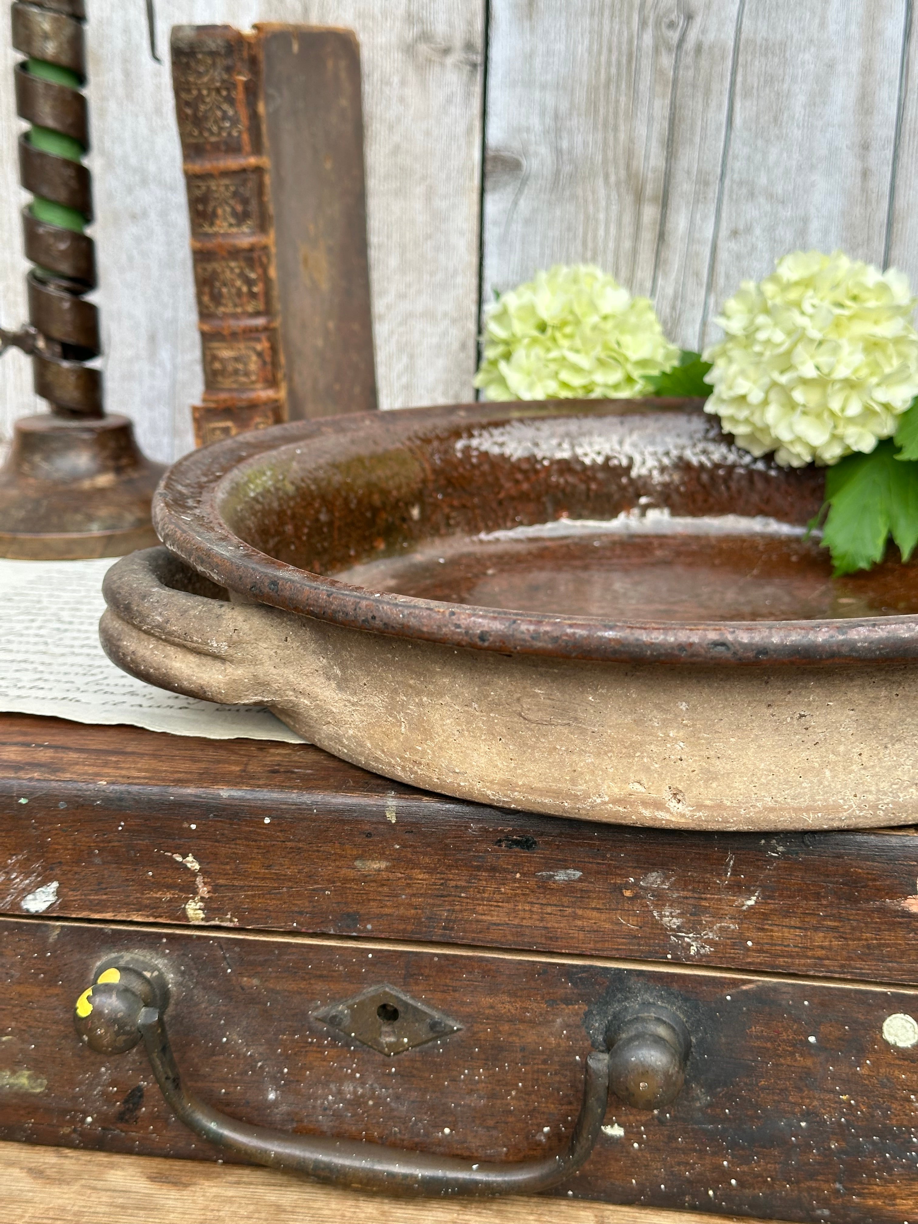 Plat patiné vernissé, signé Vallauris, diamètre 27,6cm