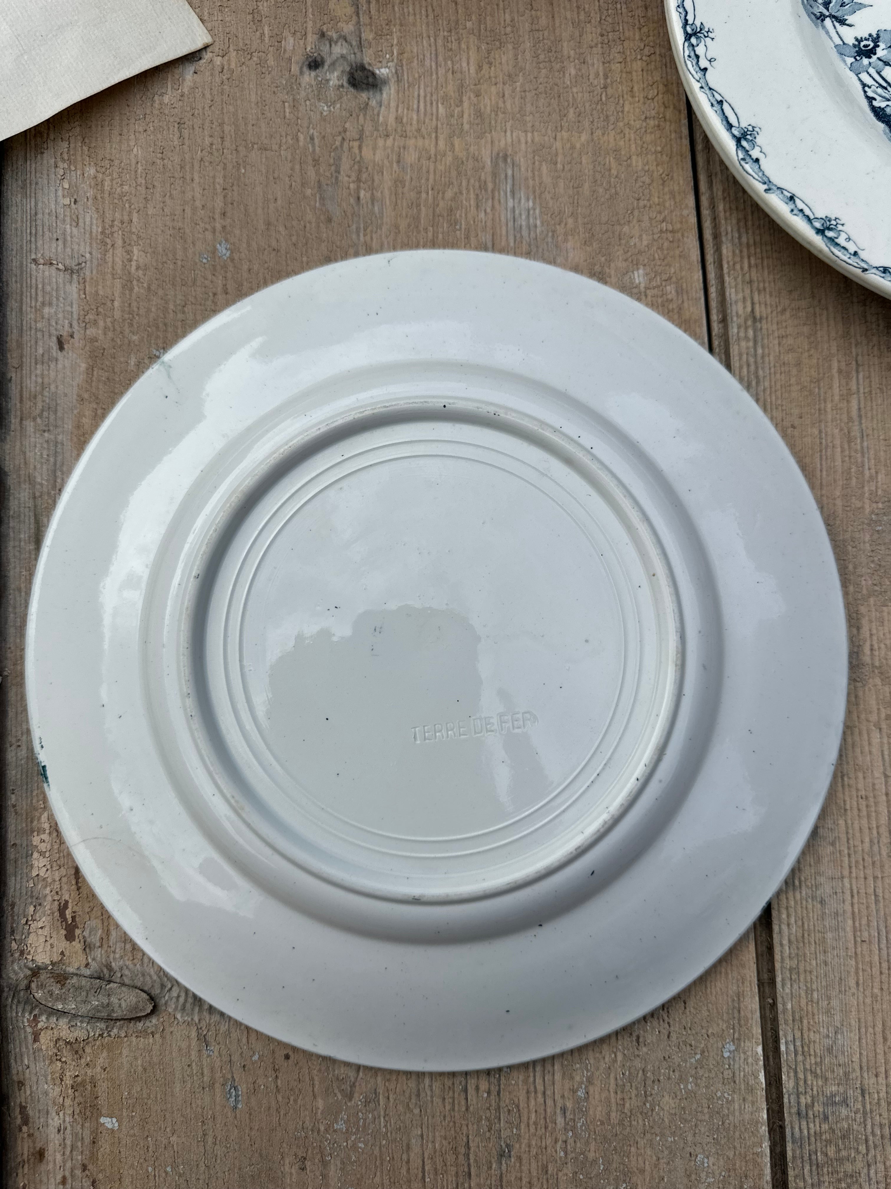 I. Set of 8 assorted dinner plates