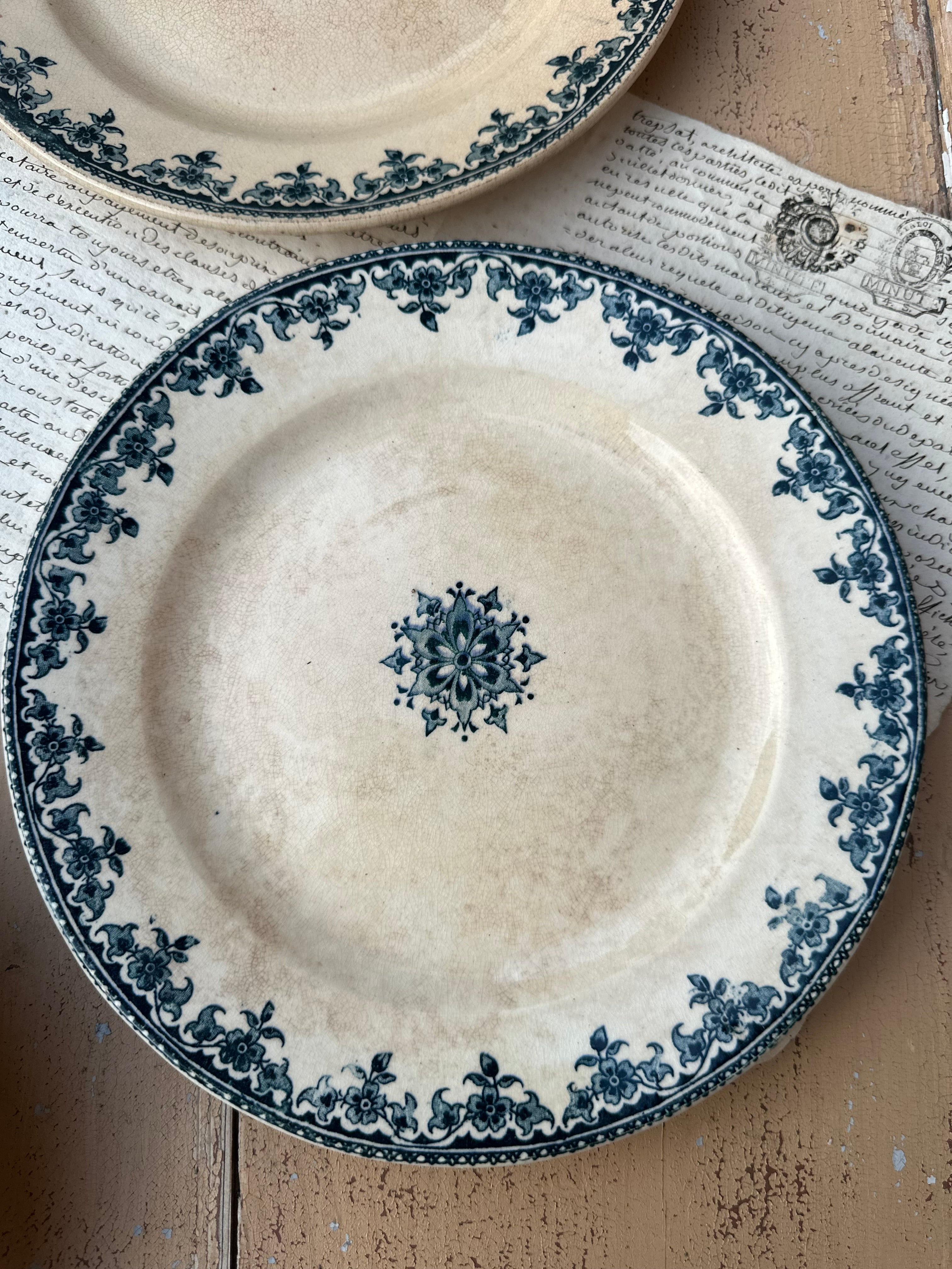 Lot de 3 assiettes plates patinées Choisy le Roi modèle modèle Gagny
