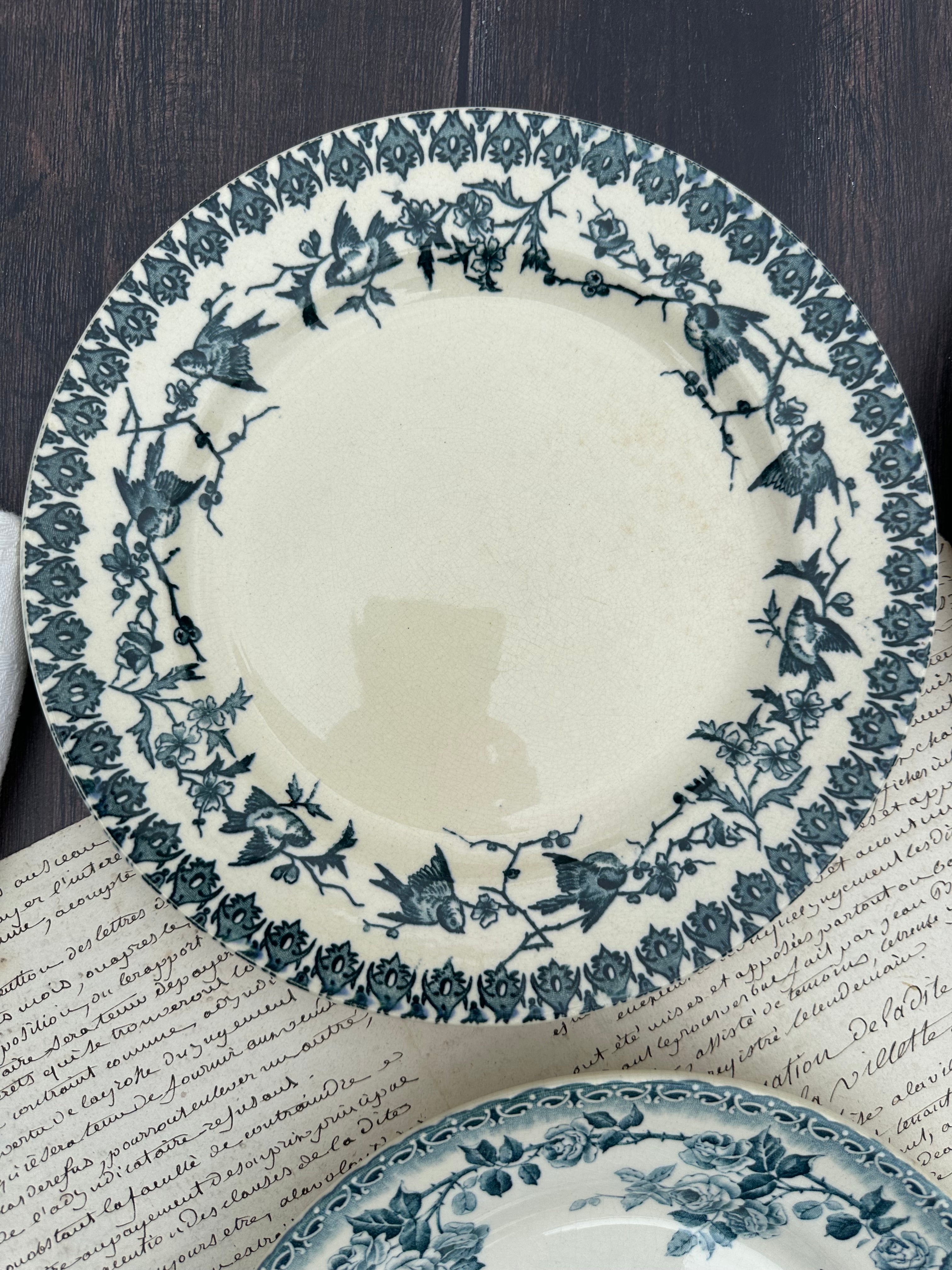 III. Suite de 6 assiettes plates terre de fer dépareillées