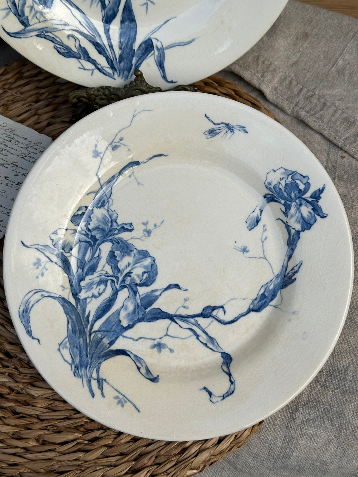 II. Deux assiettes plates Gien modèle Iris