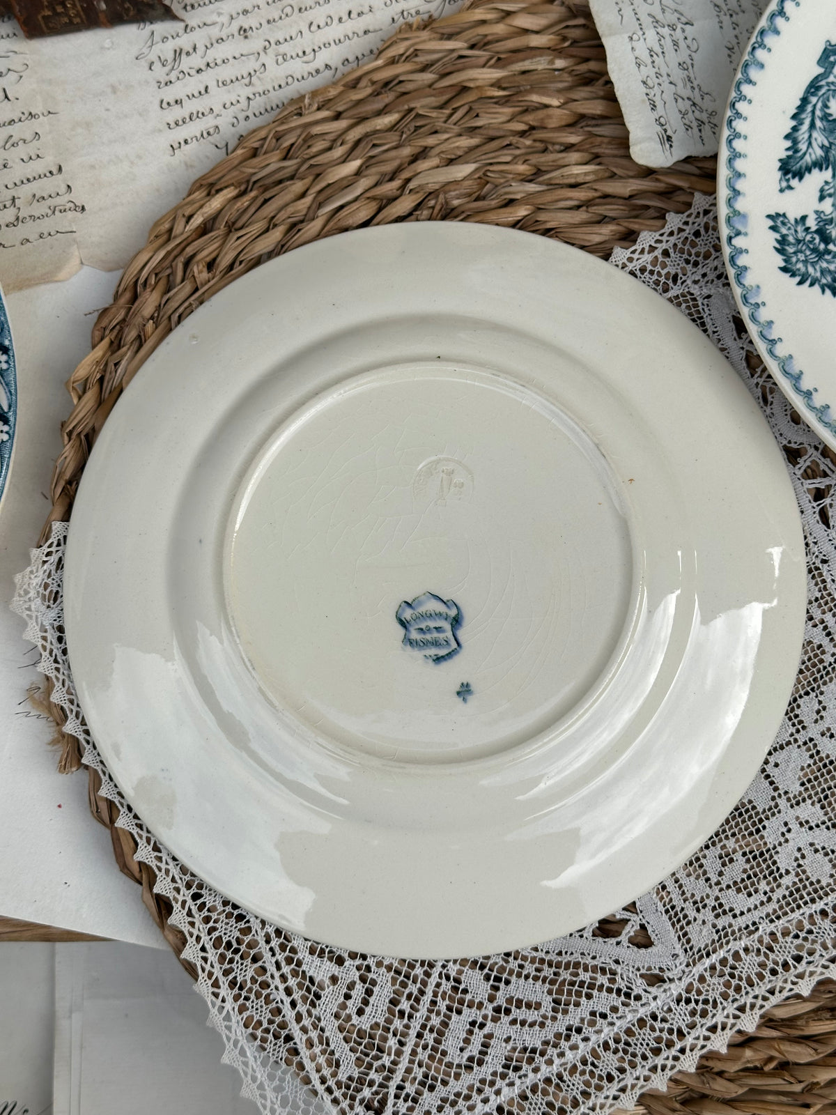 C. Suite de 6 assiettes à dessert dépareillées