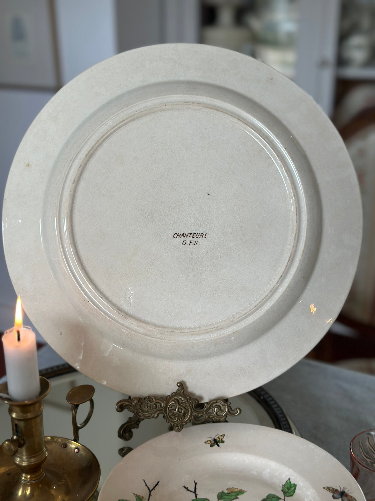Grand plat rond polychrome B F K modèle Chanteurs