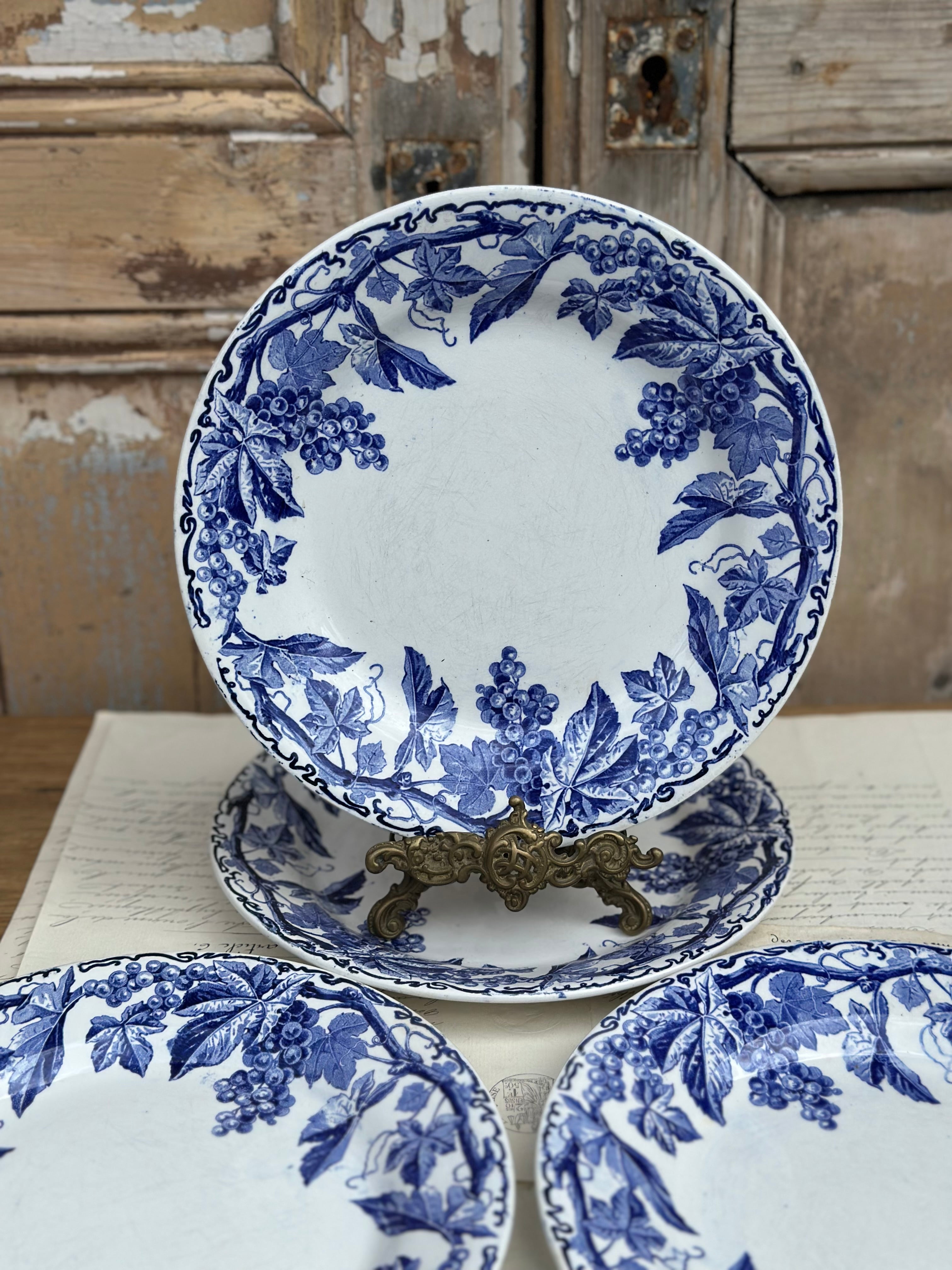 II. Suite de 4 assiettes plates Creil et Montereau modèle El Kantara