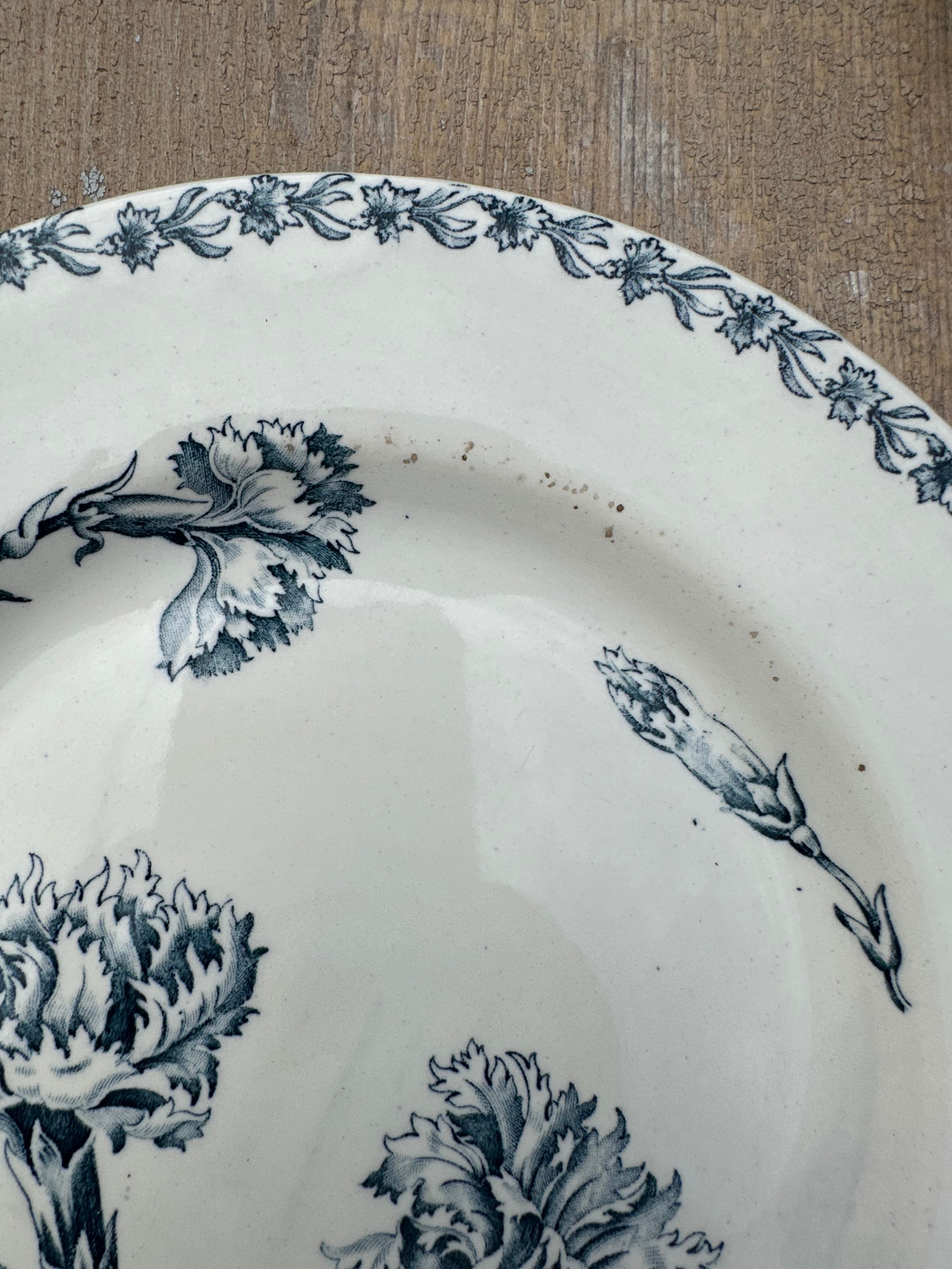 I. Set of 8 assorted dinner plates