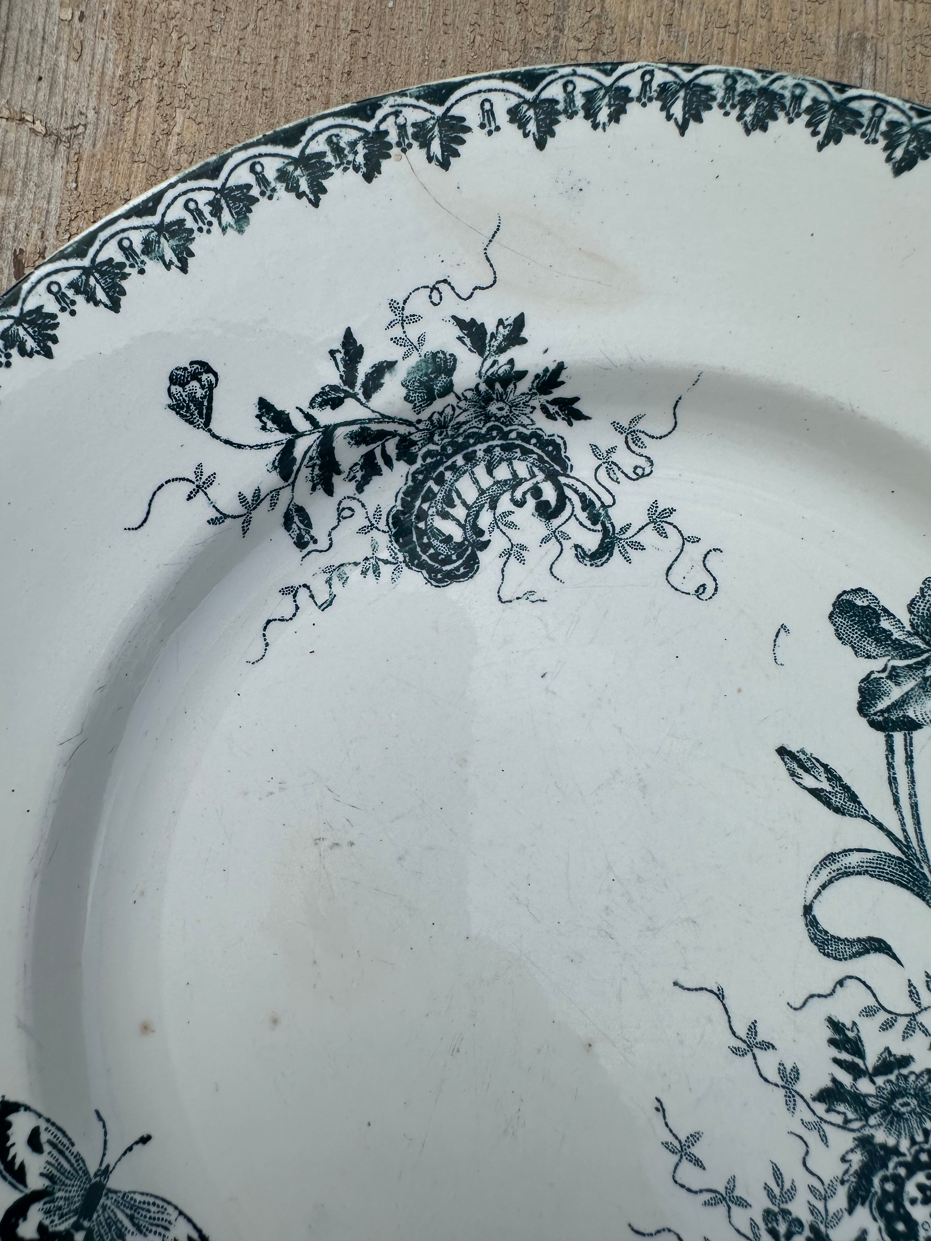 I. Set of 8 assorted dinner plates