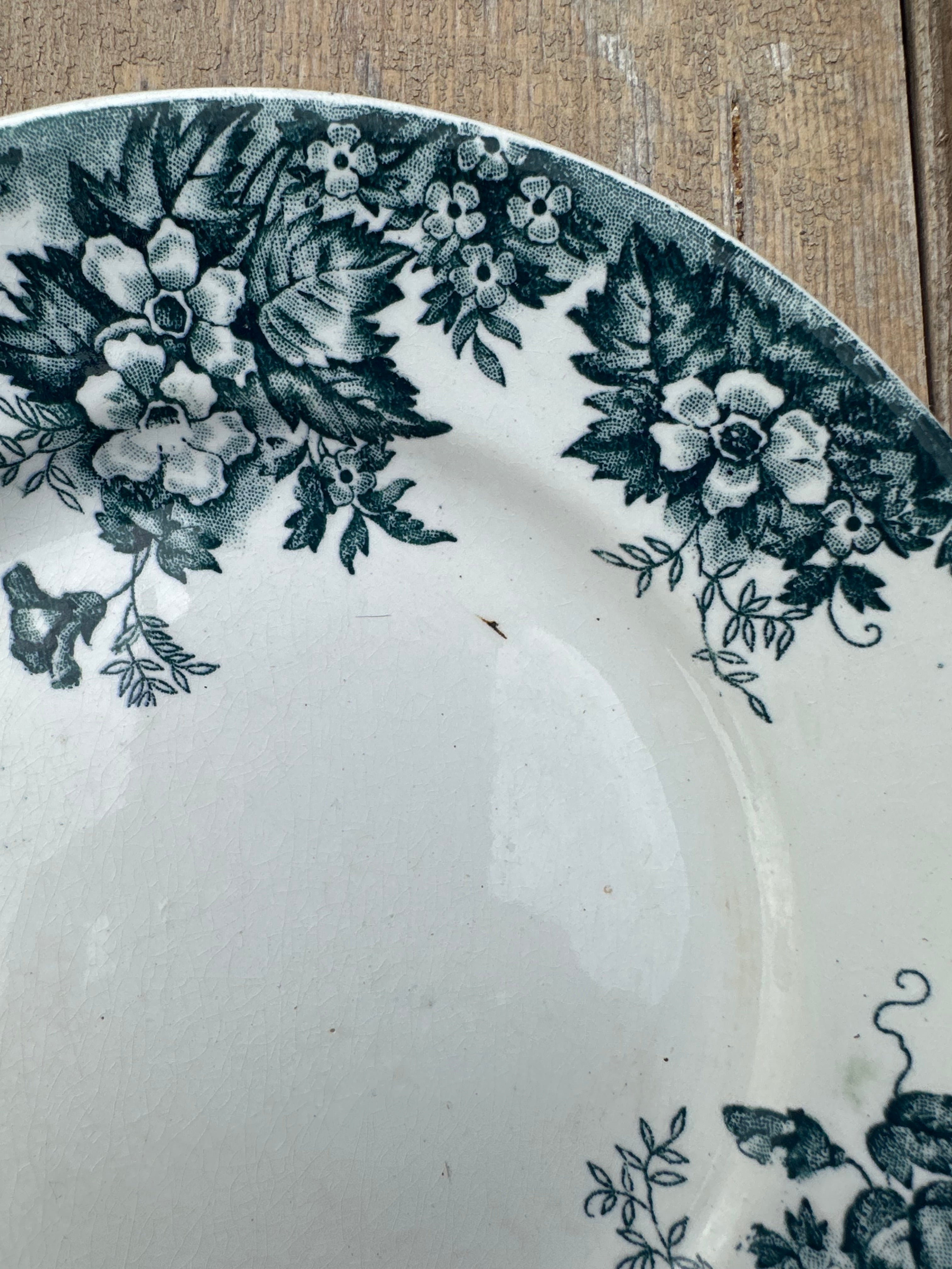 I. Set of 8 assorted dinner plates