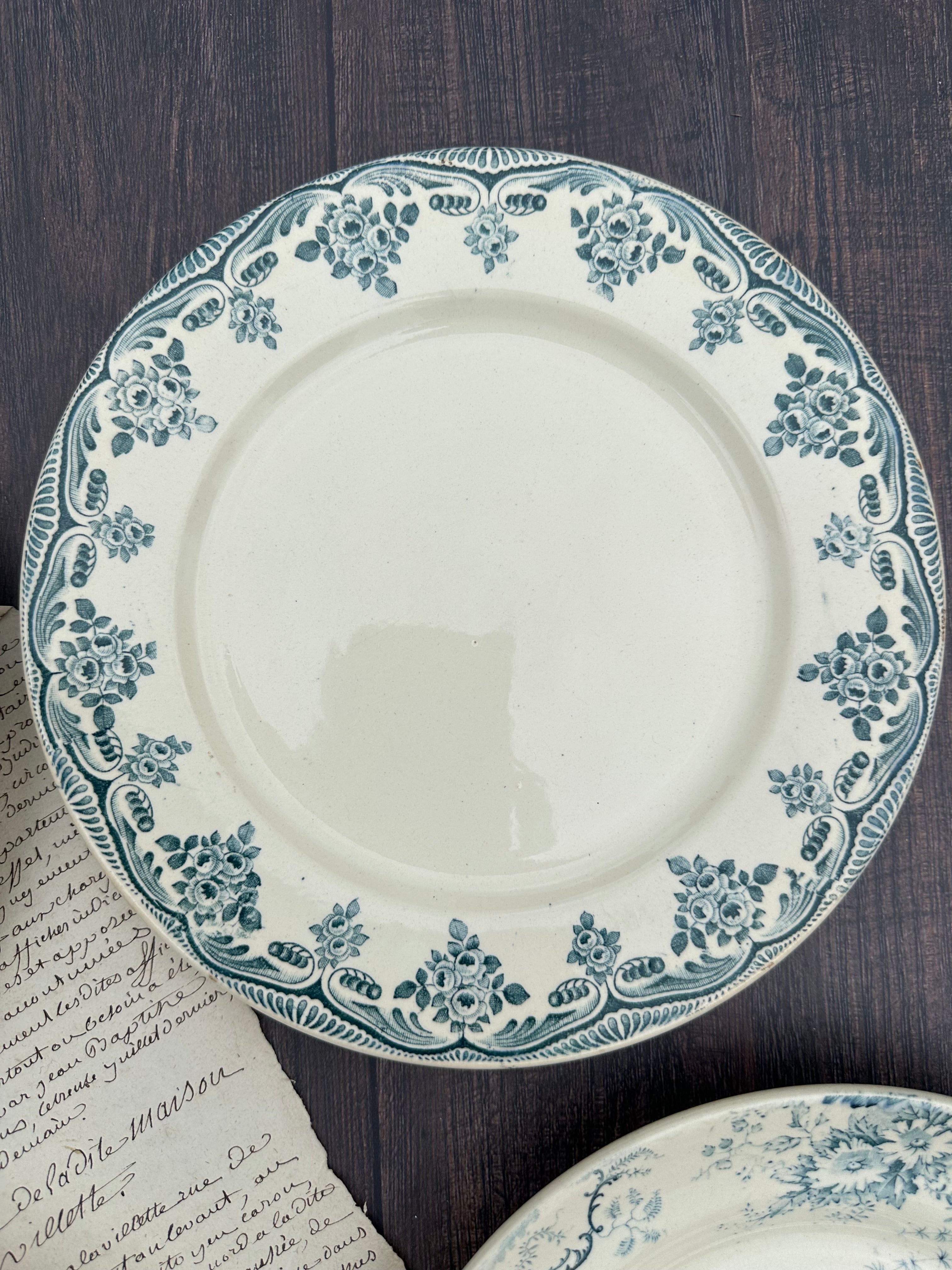 III. Suite de 6 assiettes plates terre de fer dépareillées
