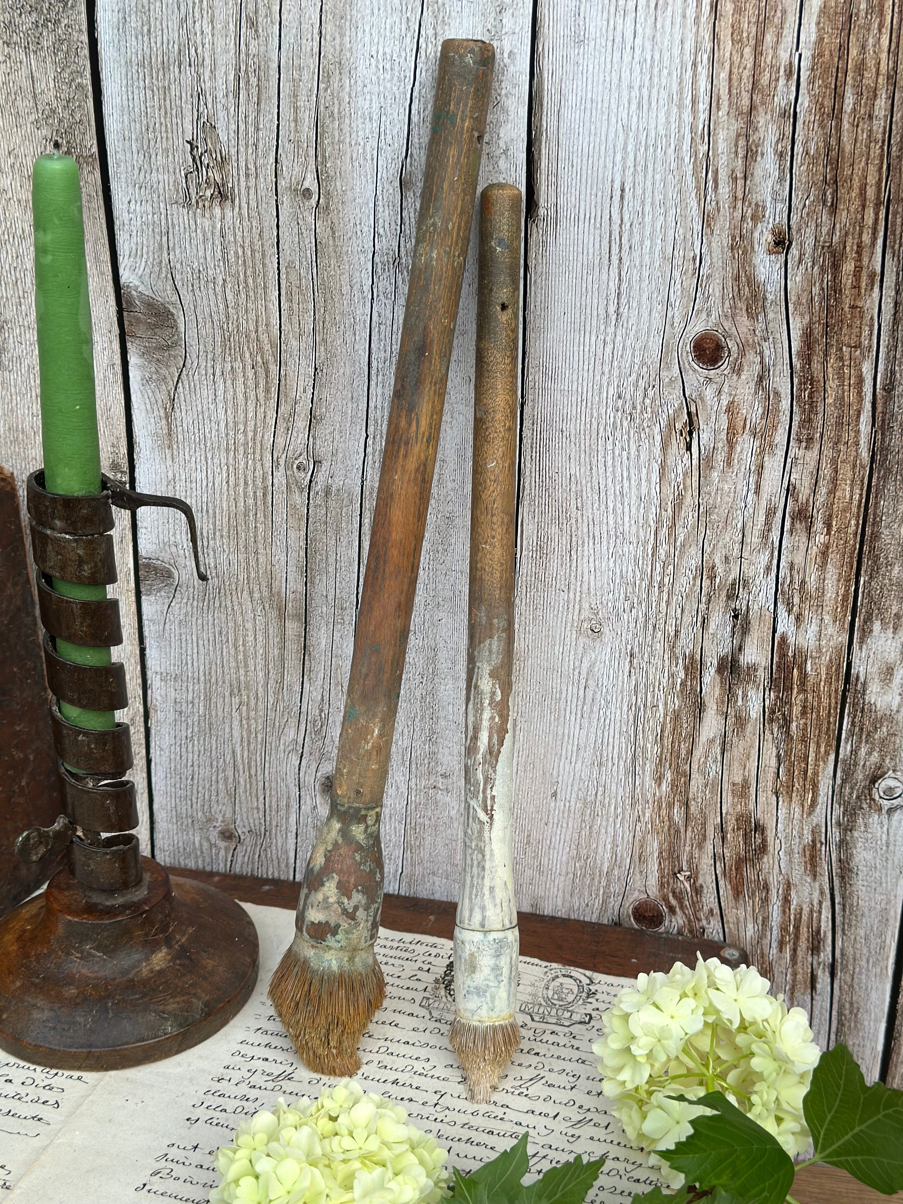 Deux pinceaux anciens, 29 et 33cm