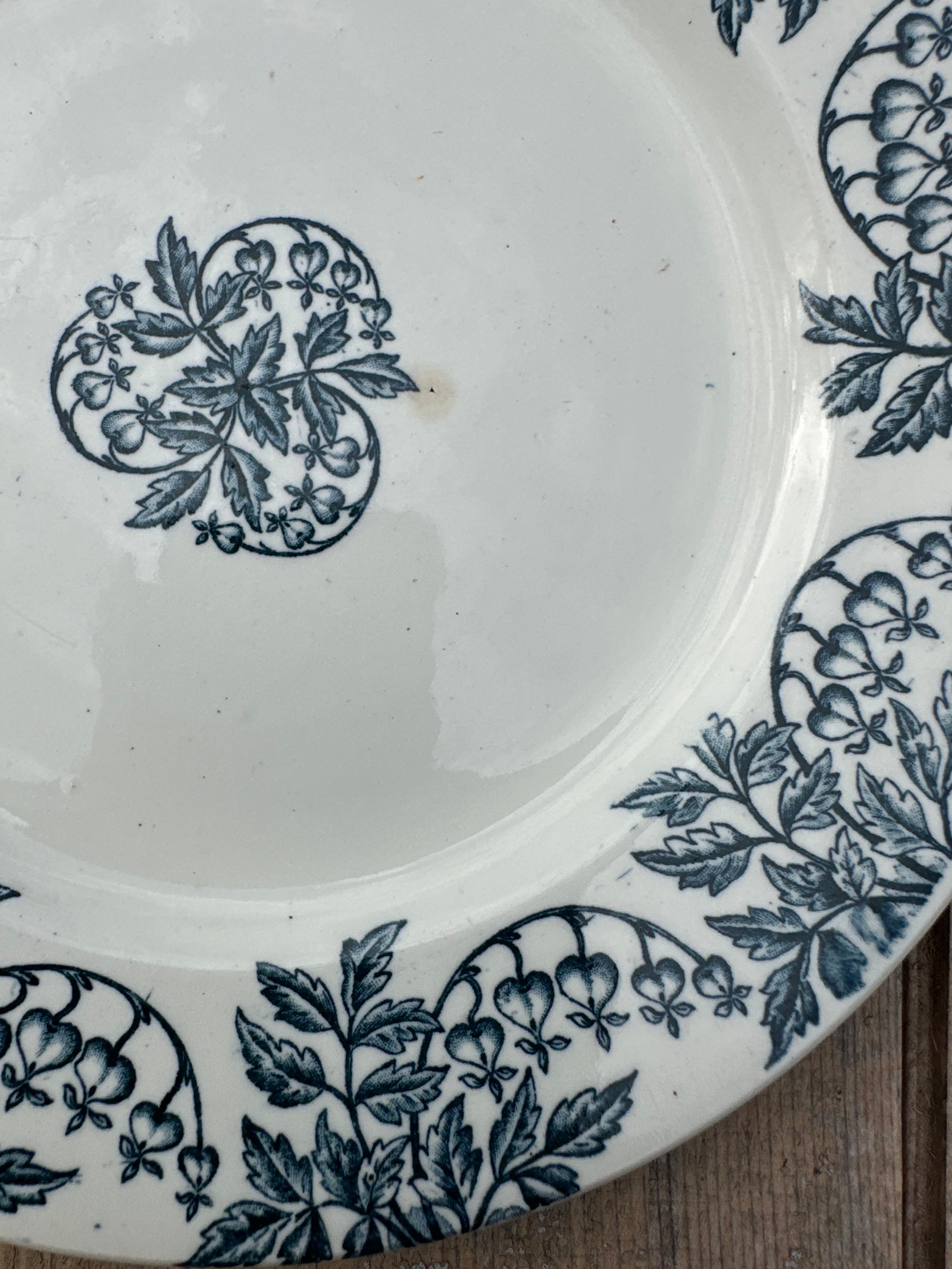 I. Set of 8 assorted dinner plates