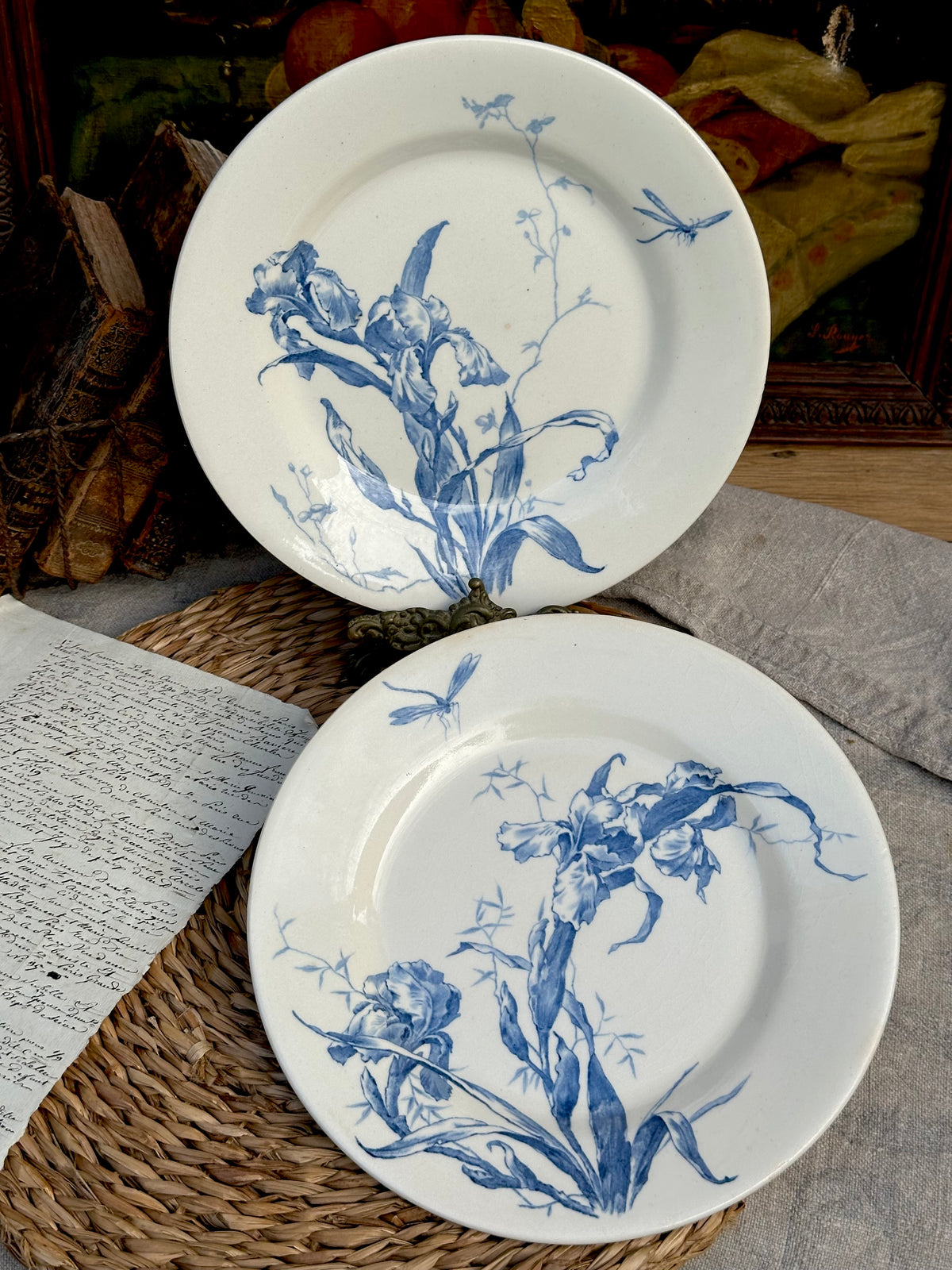 I. Deux assiettes plates Gien modèle Iris