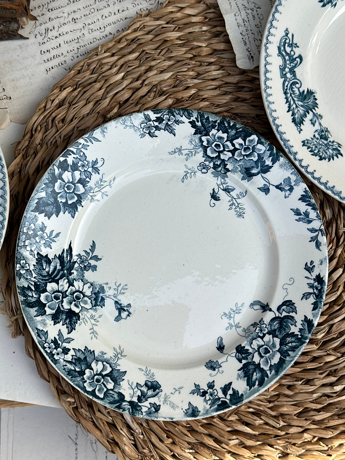B. Suite de 6 assiettes à dessert dépareillées