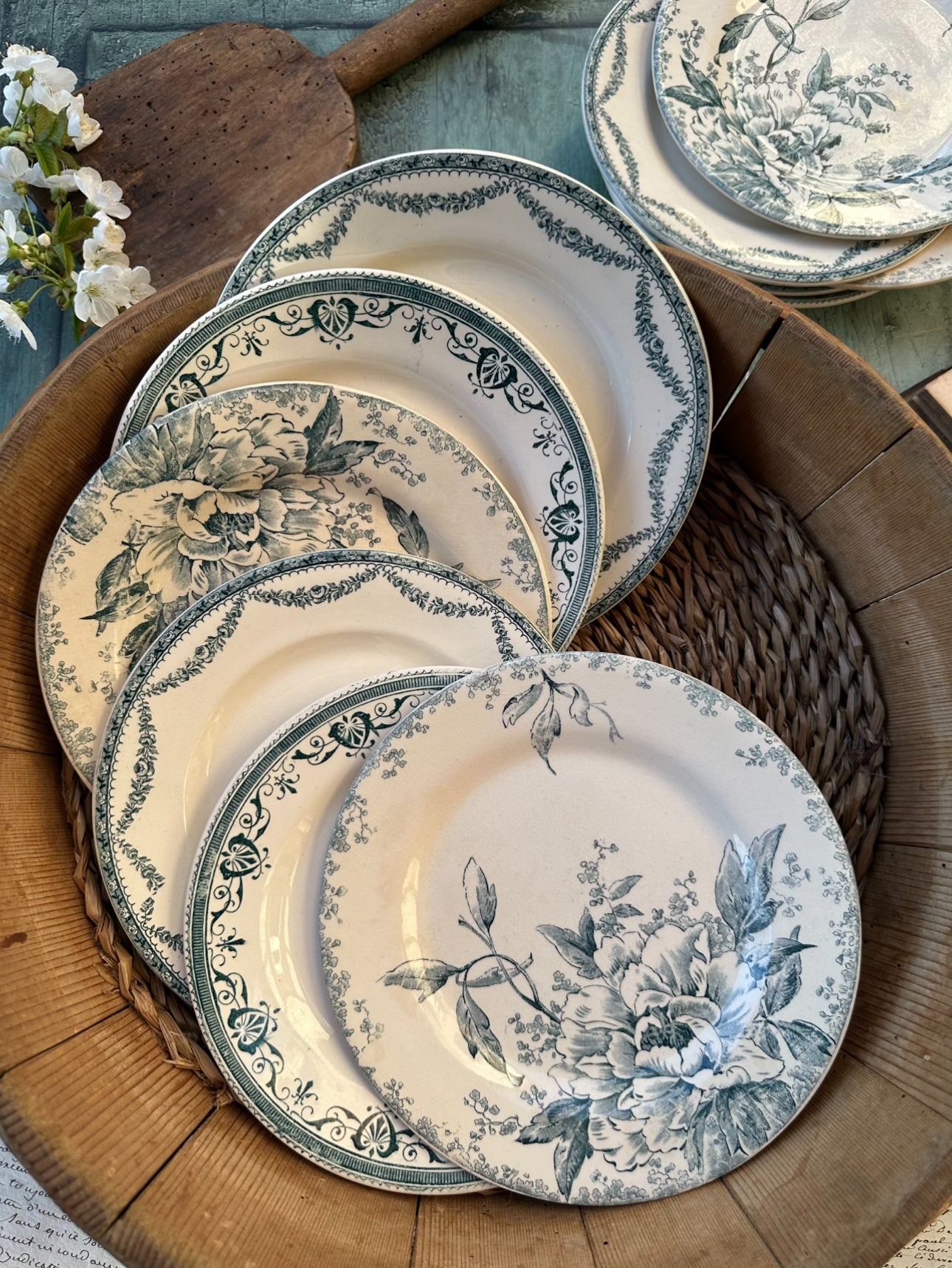 II. Suite de 6 assiettes à dessert dépareillées