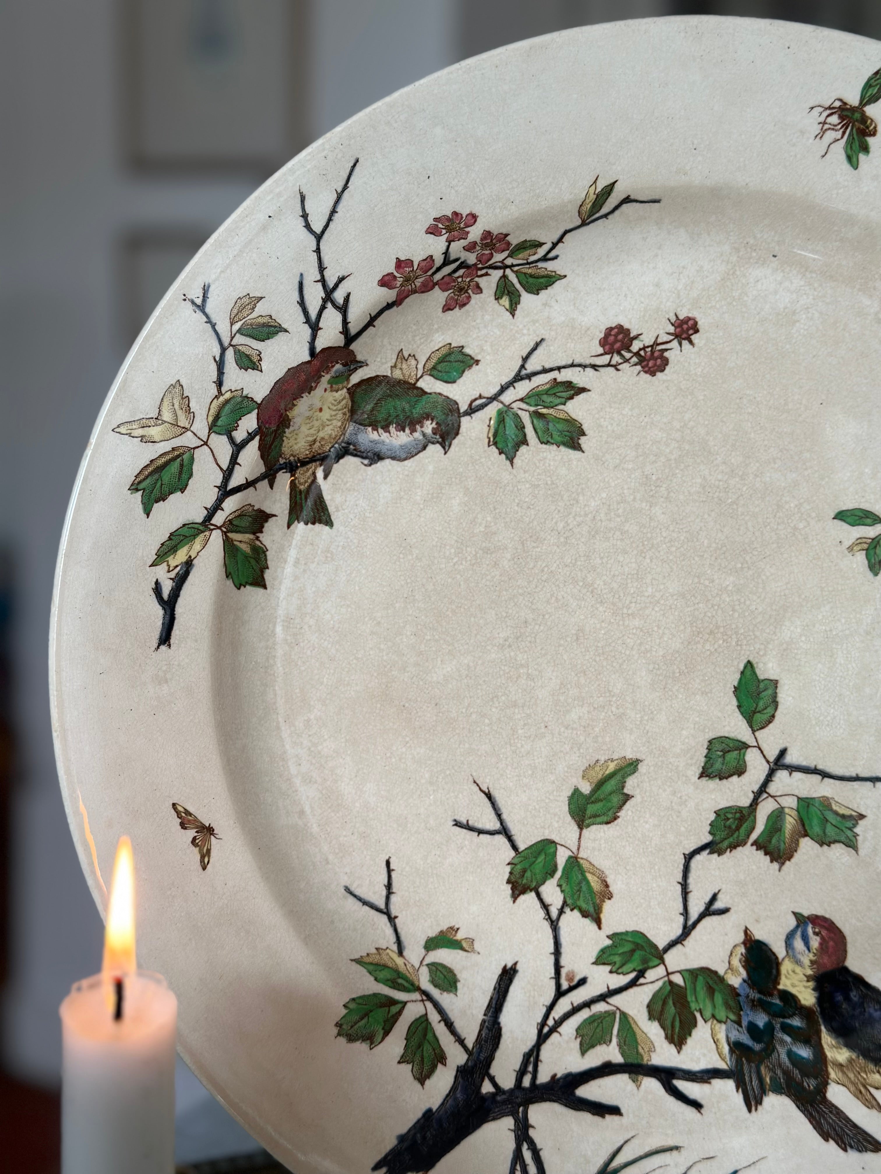 Grand plat rond polychrome B F K modèle Chanteurs
