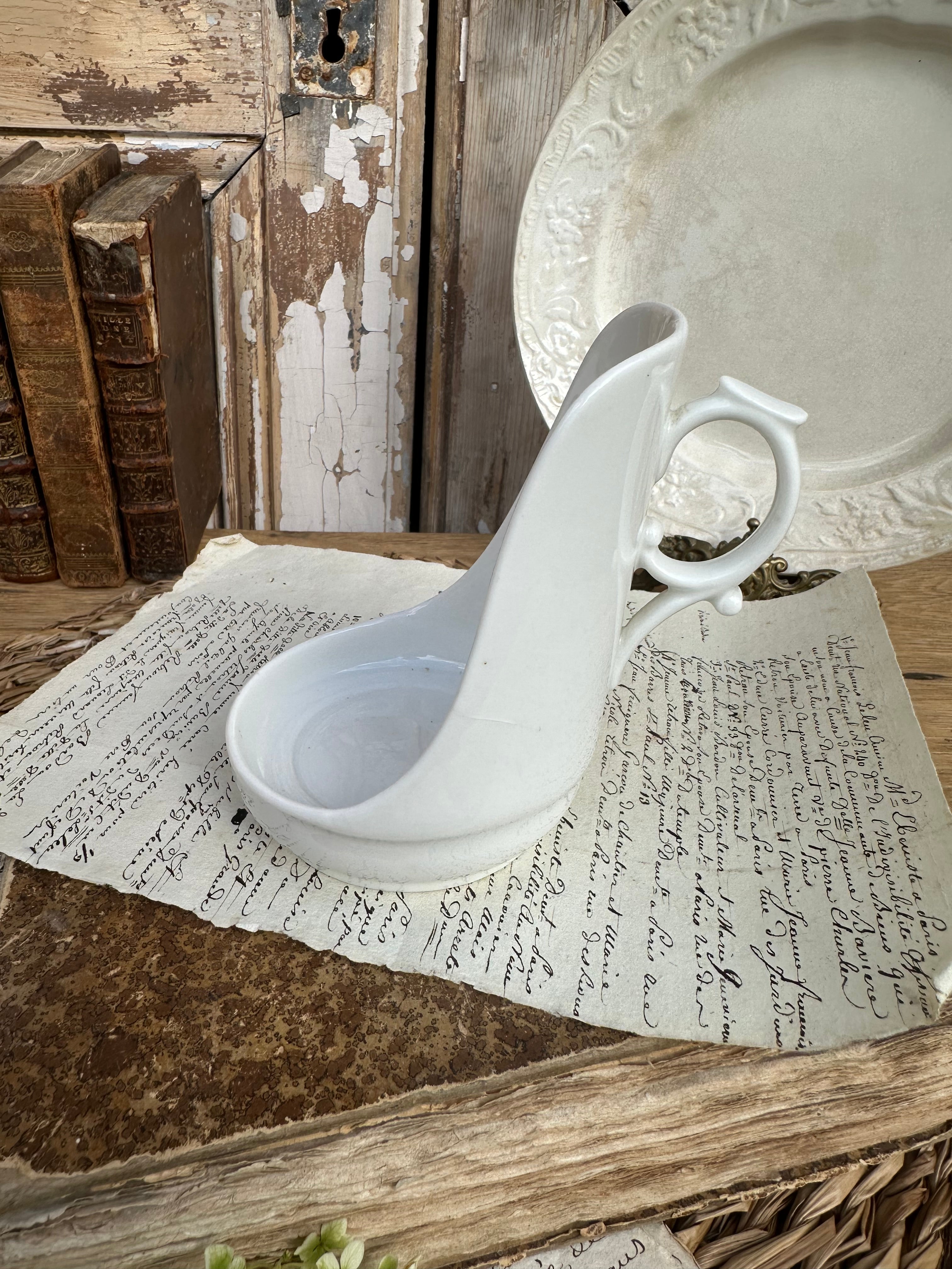 Porcelain trembleuse saucer