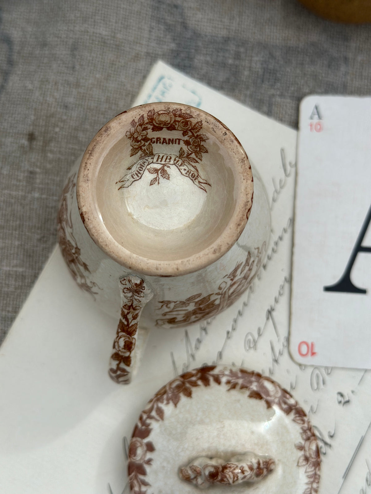 A. Pot à crème terre de fer Choisy le Roi, patiné