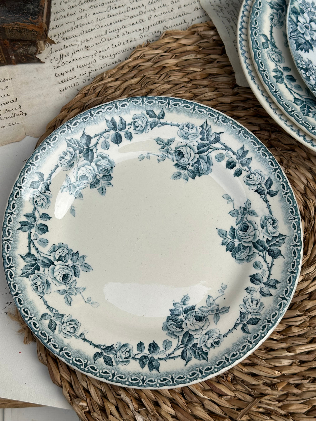 A. Suite de 6 assiettes à dessert dépareillées