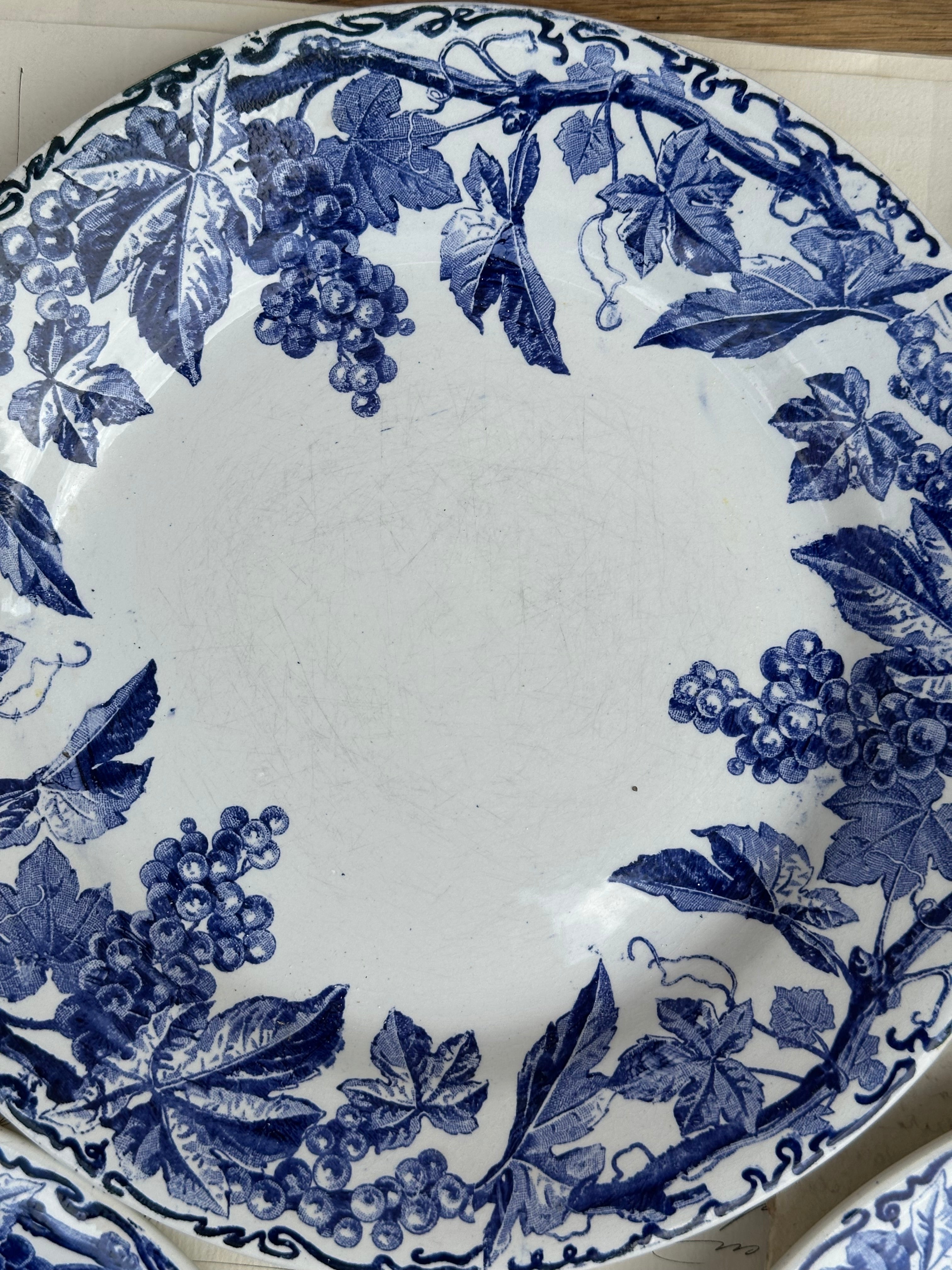 II. Suite de 4 assiettes plates Creil et Montereau modèle El Kantara