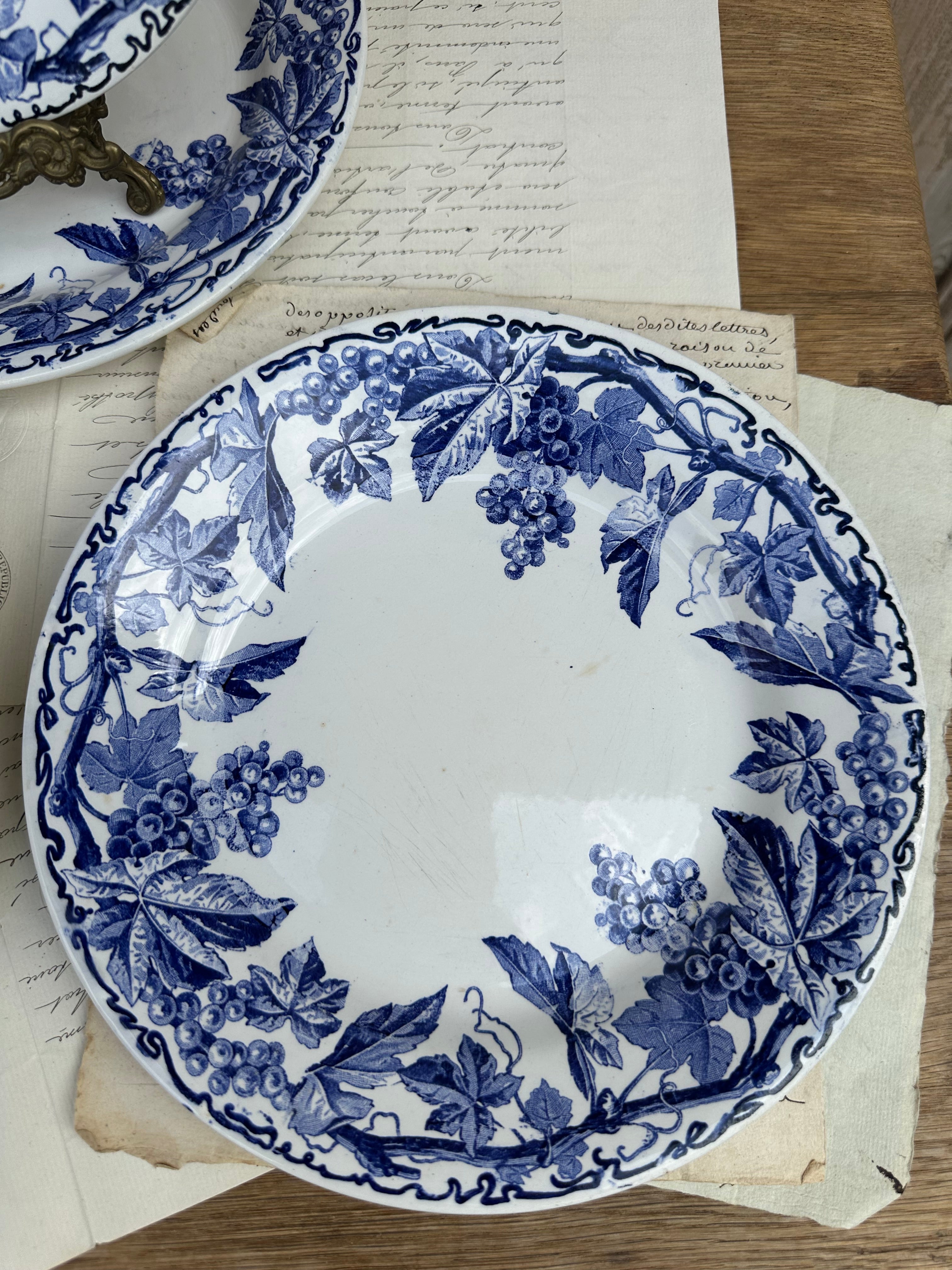 I. Suite de 4 assiettes plates Creil et Montereau modèle El Kantara