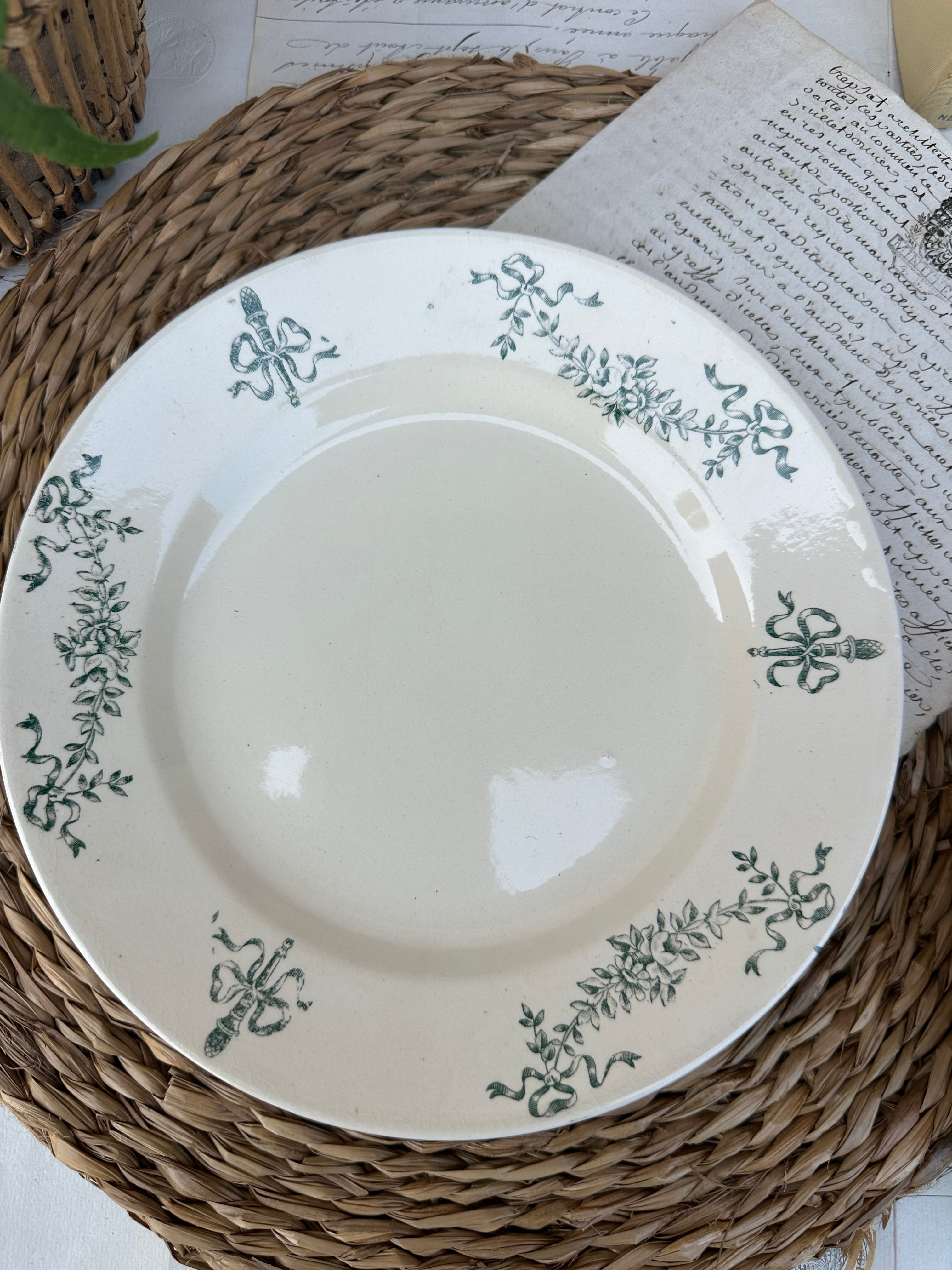 Trois assiettes plates Longchamp modèle Sapho