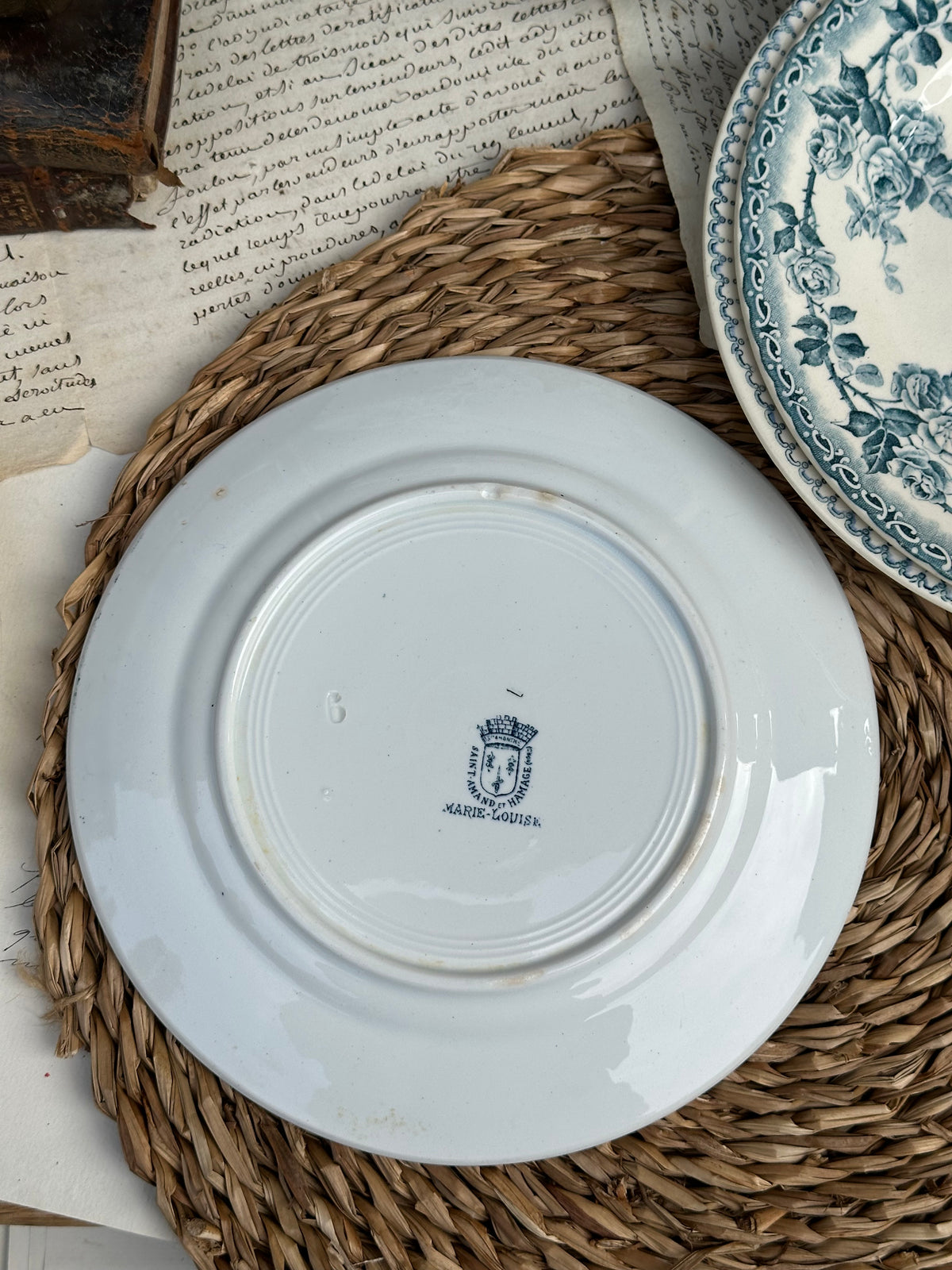 A. Suite de 6 assiettes à dessert dépareillées