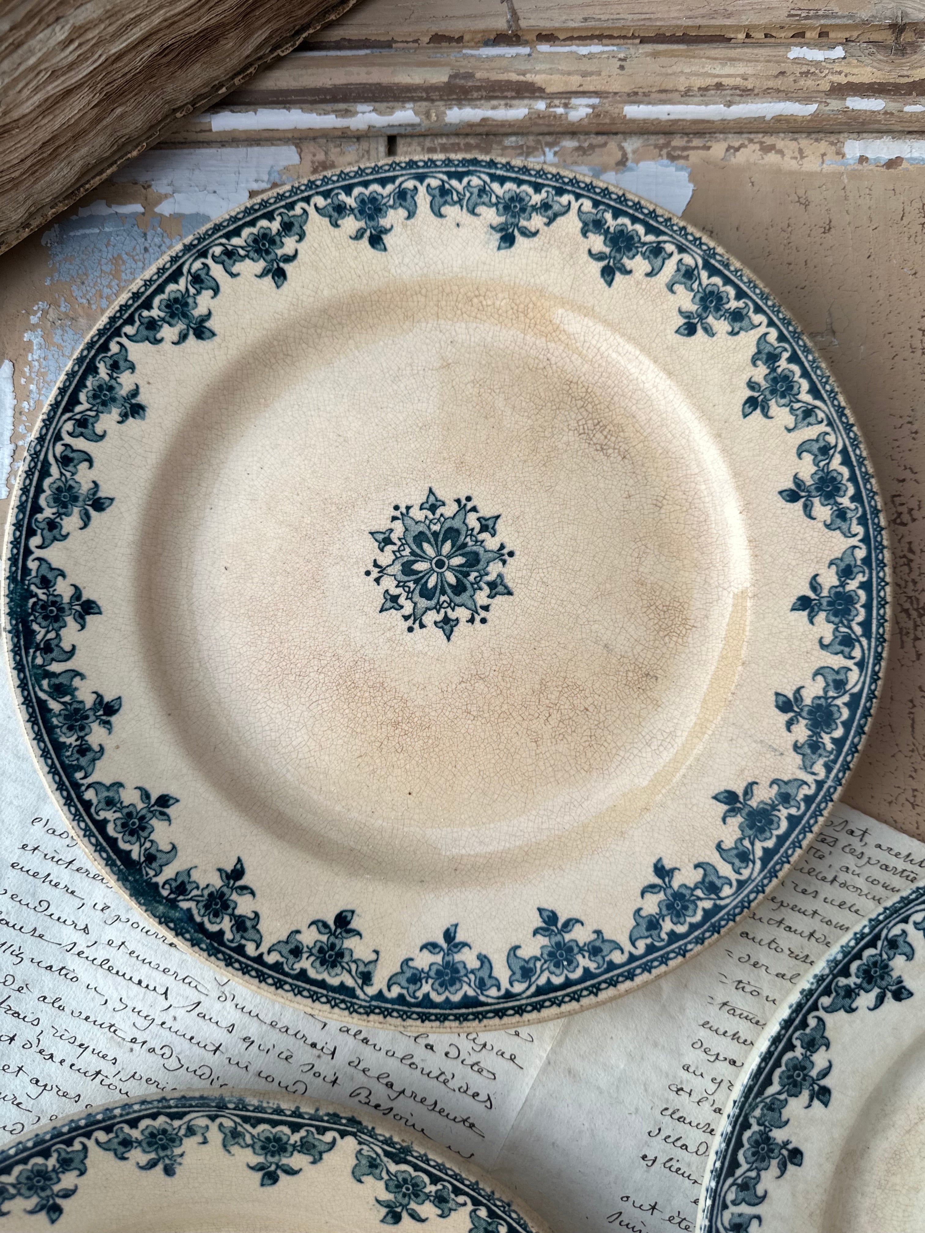 Lot de 3 assiettes plates patinées Choisy le Roi modèle modèle Gagny