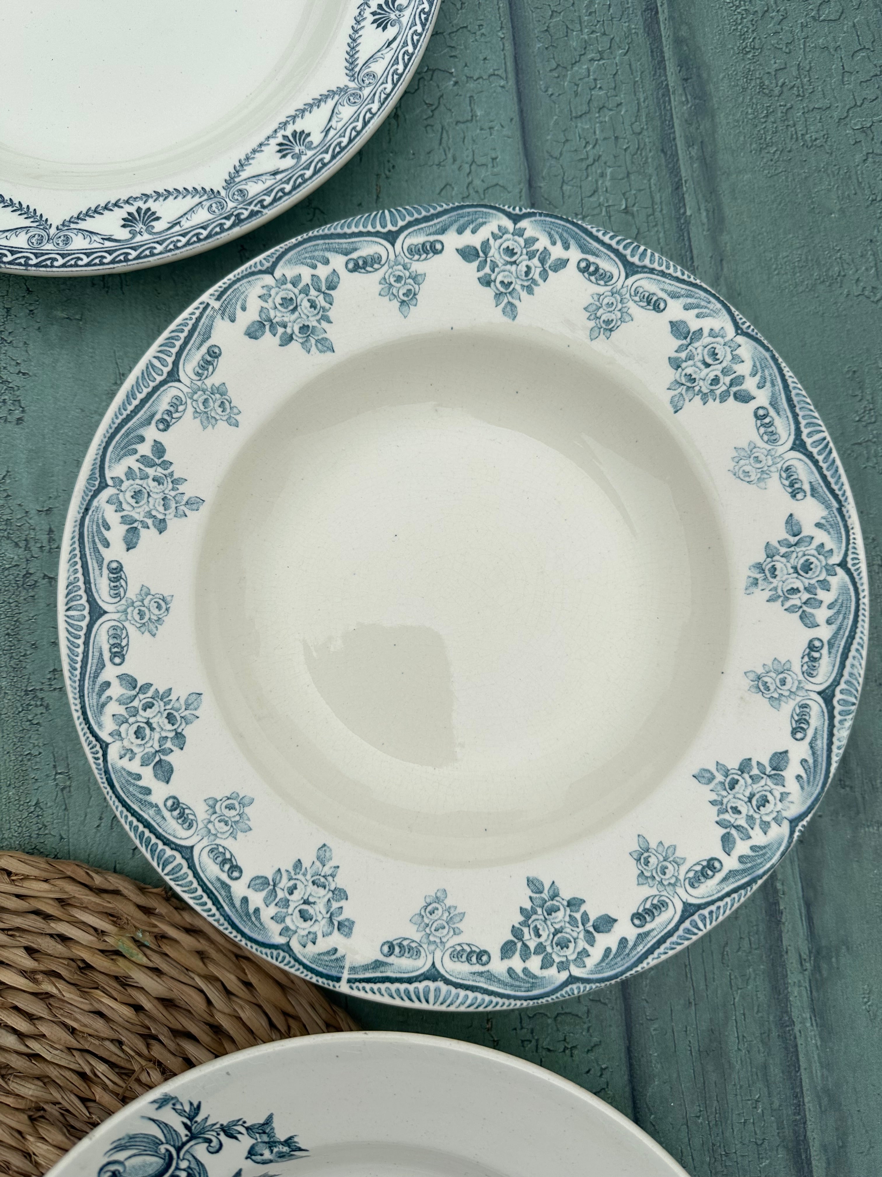 III. Suite de 6 assiettes creuses terre de fer dépareillées