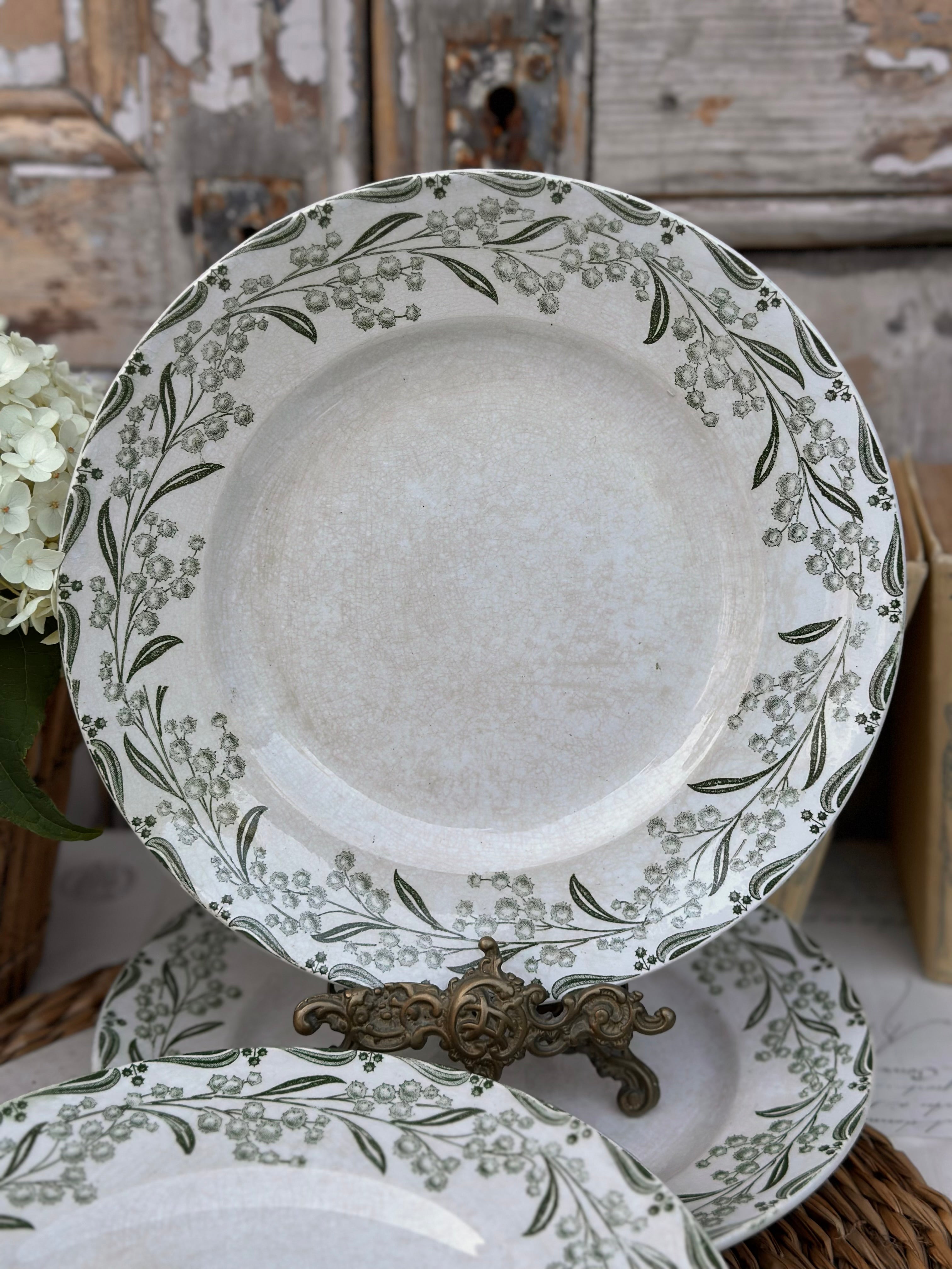 Série de 3 assiettes plates St. Amand modèle Mimosa, patinées