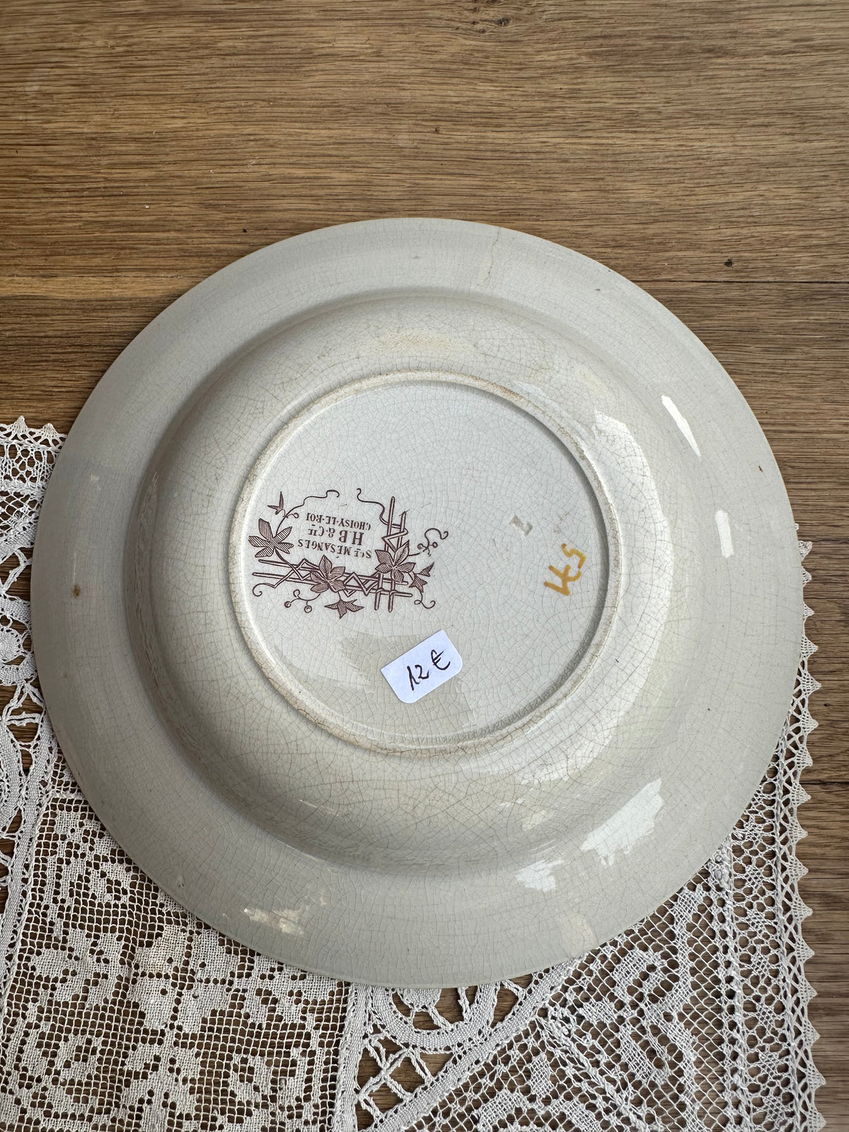Quatre assiettes dépareillées marrons