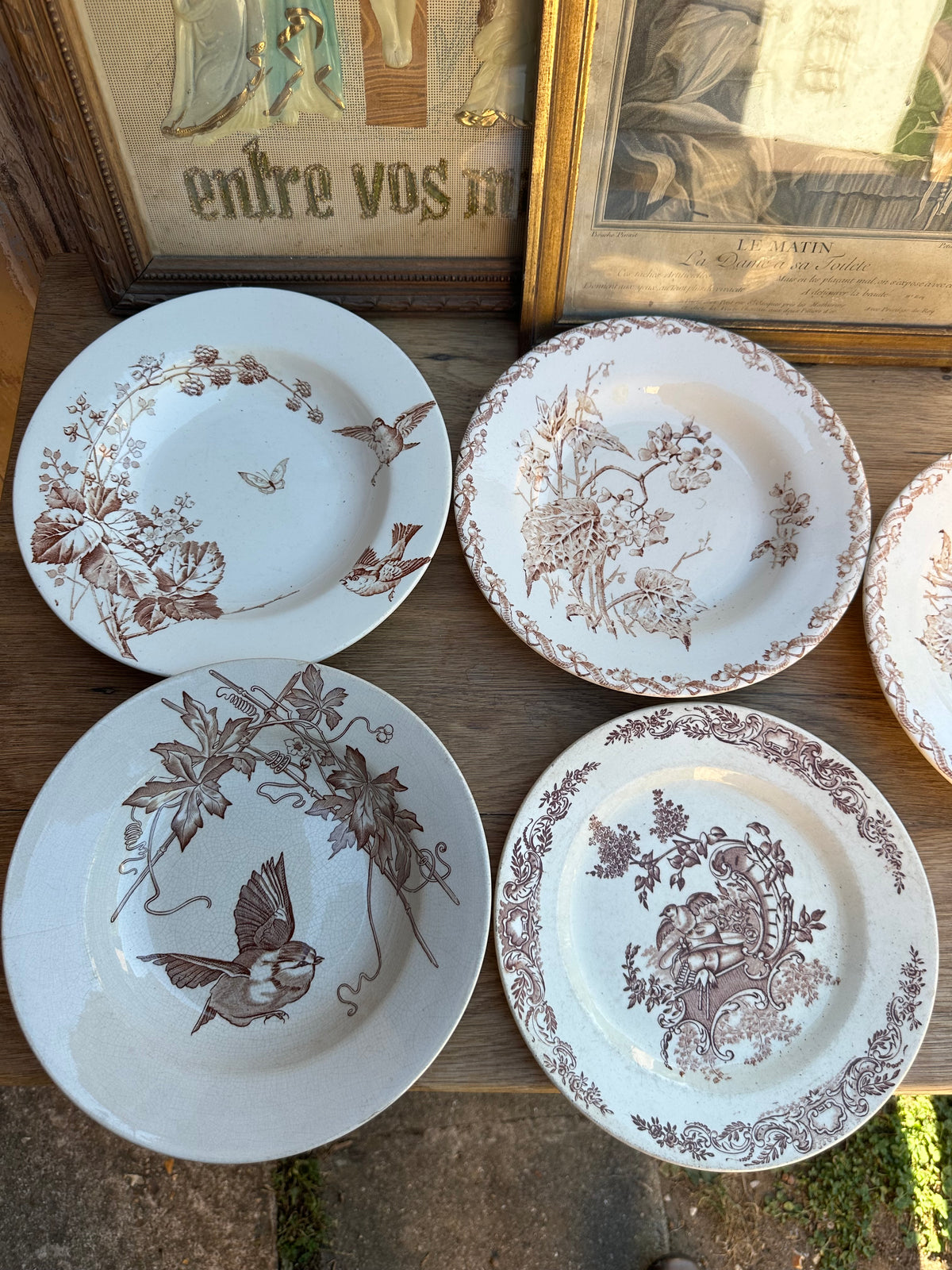 Quatre assiettes dépareillées marrons